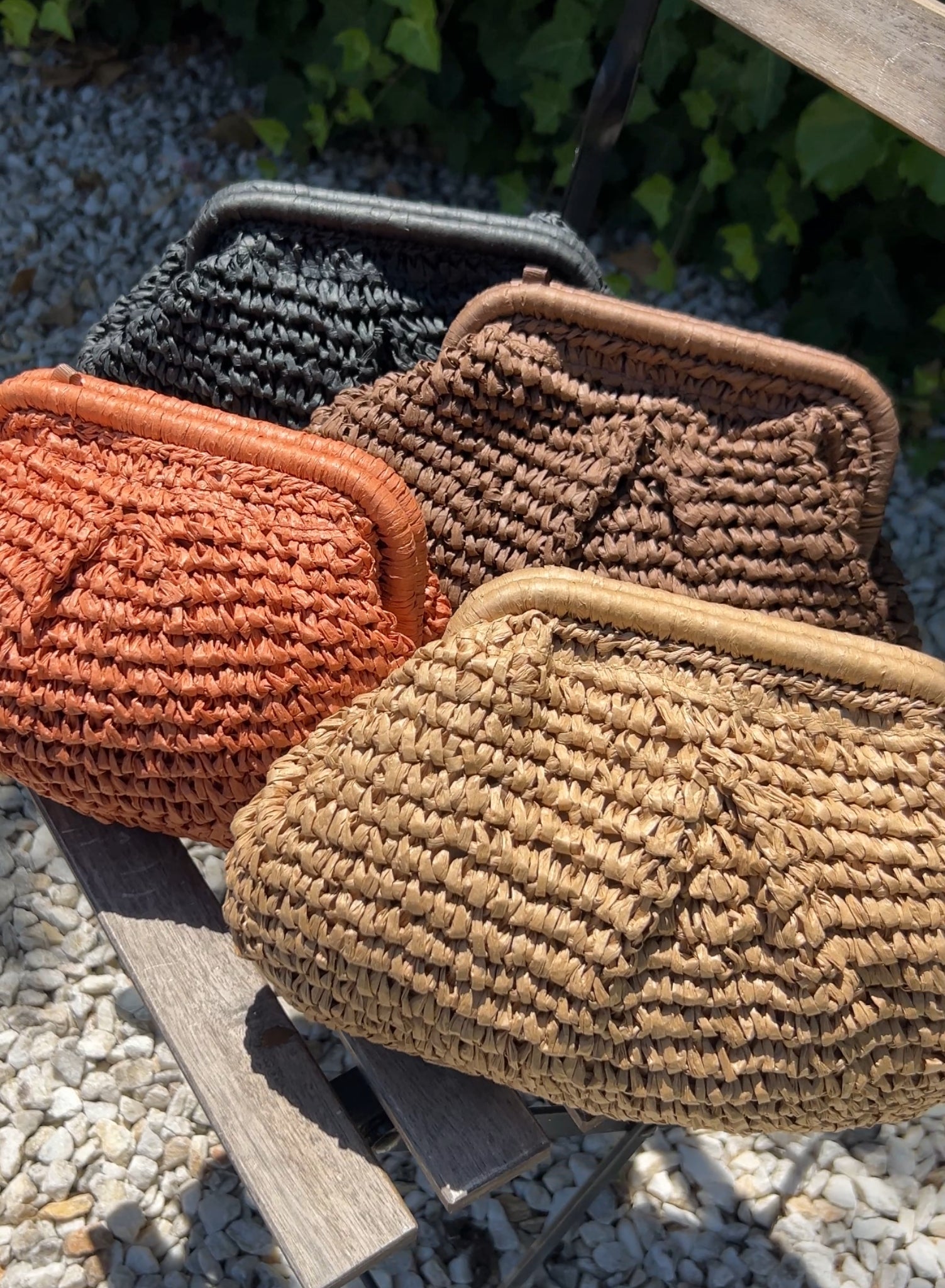 Bolso clutch rafia