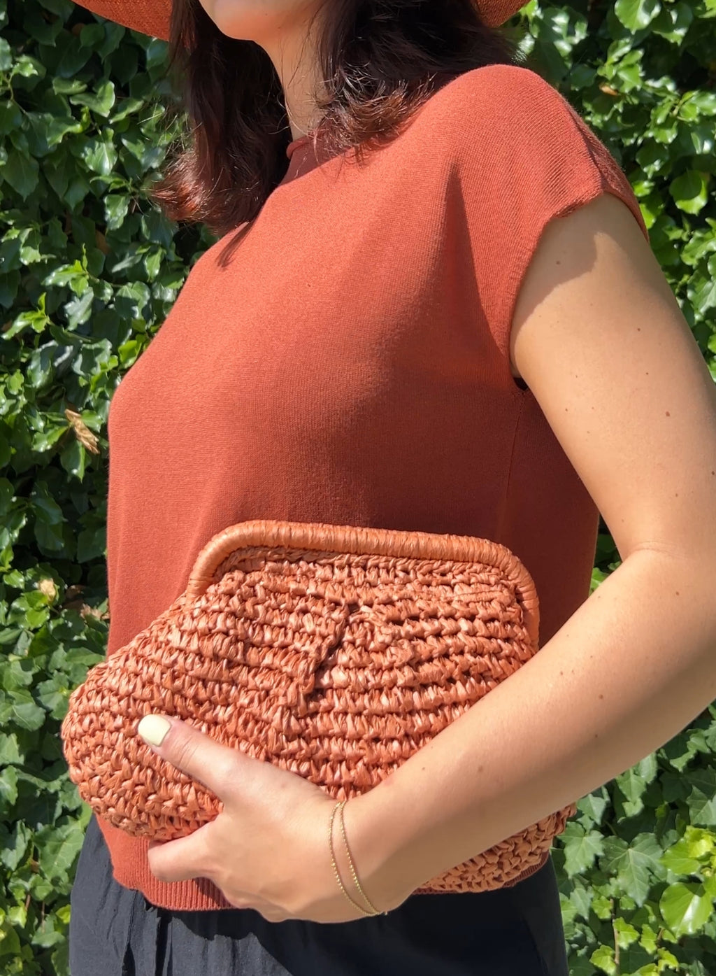 Bolso clutch rafia