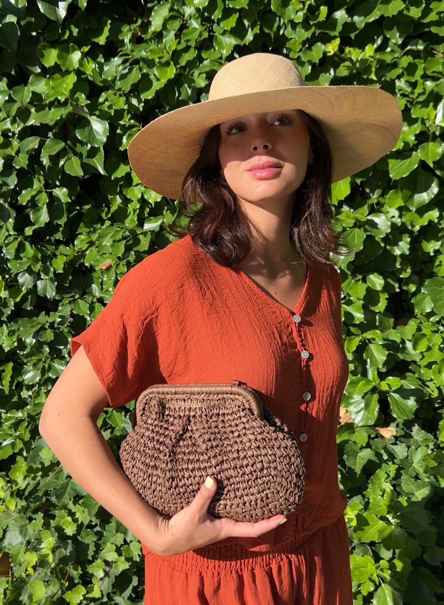 Bolso clutch rafia