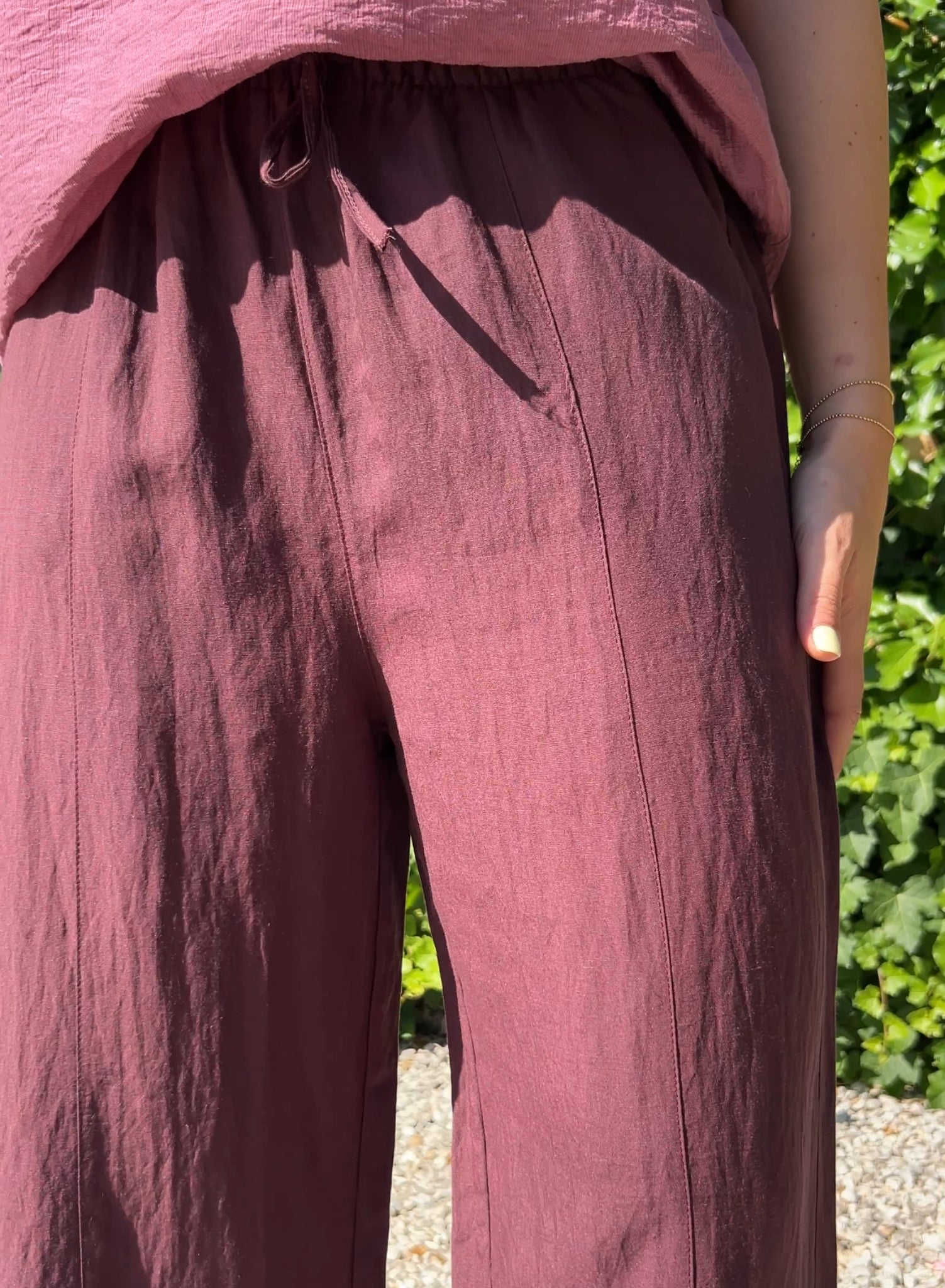 Pantalón fluido berenjena