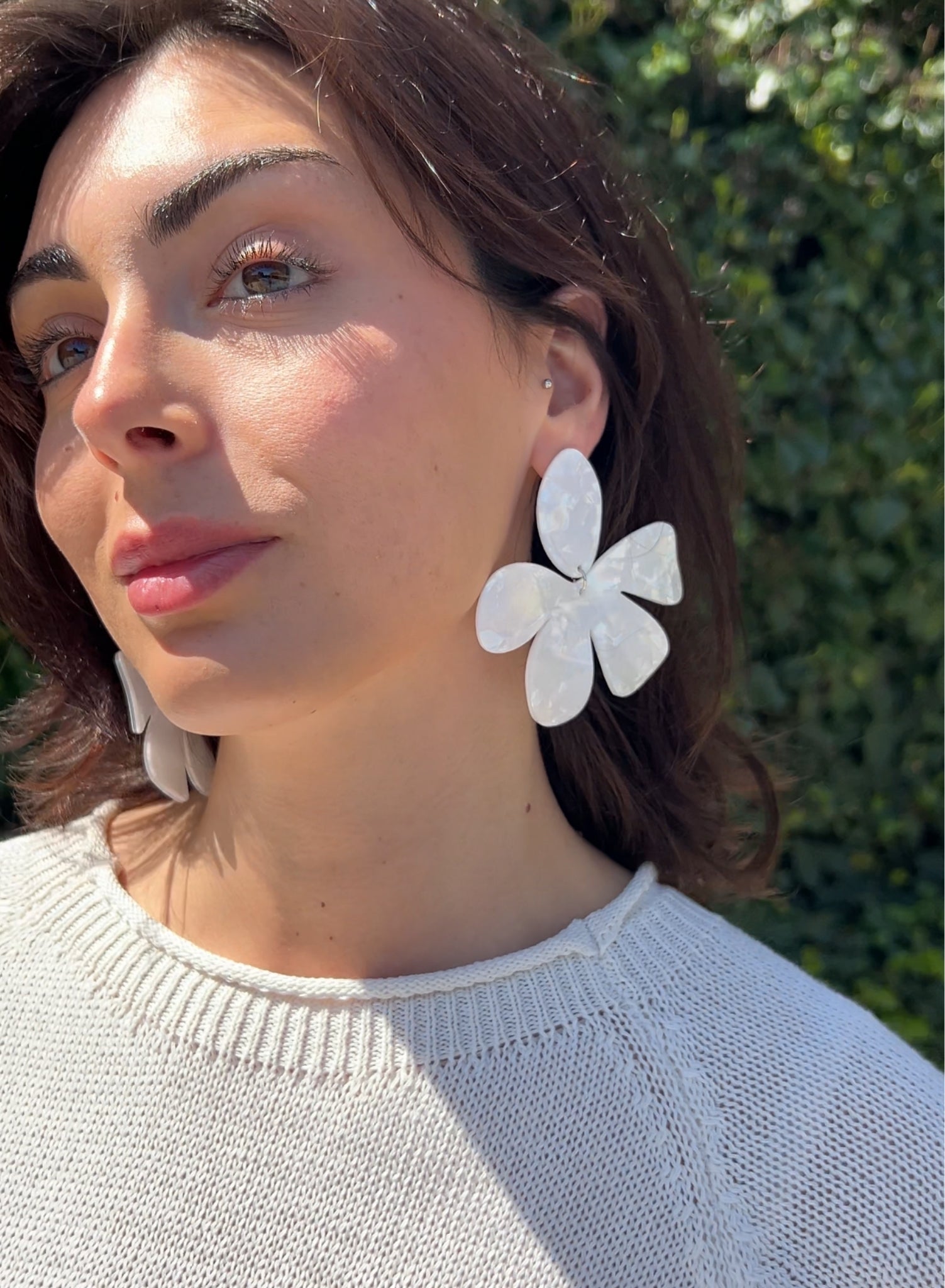 Pendiente flor blanca