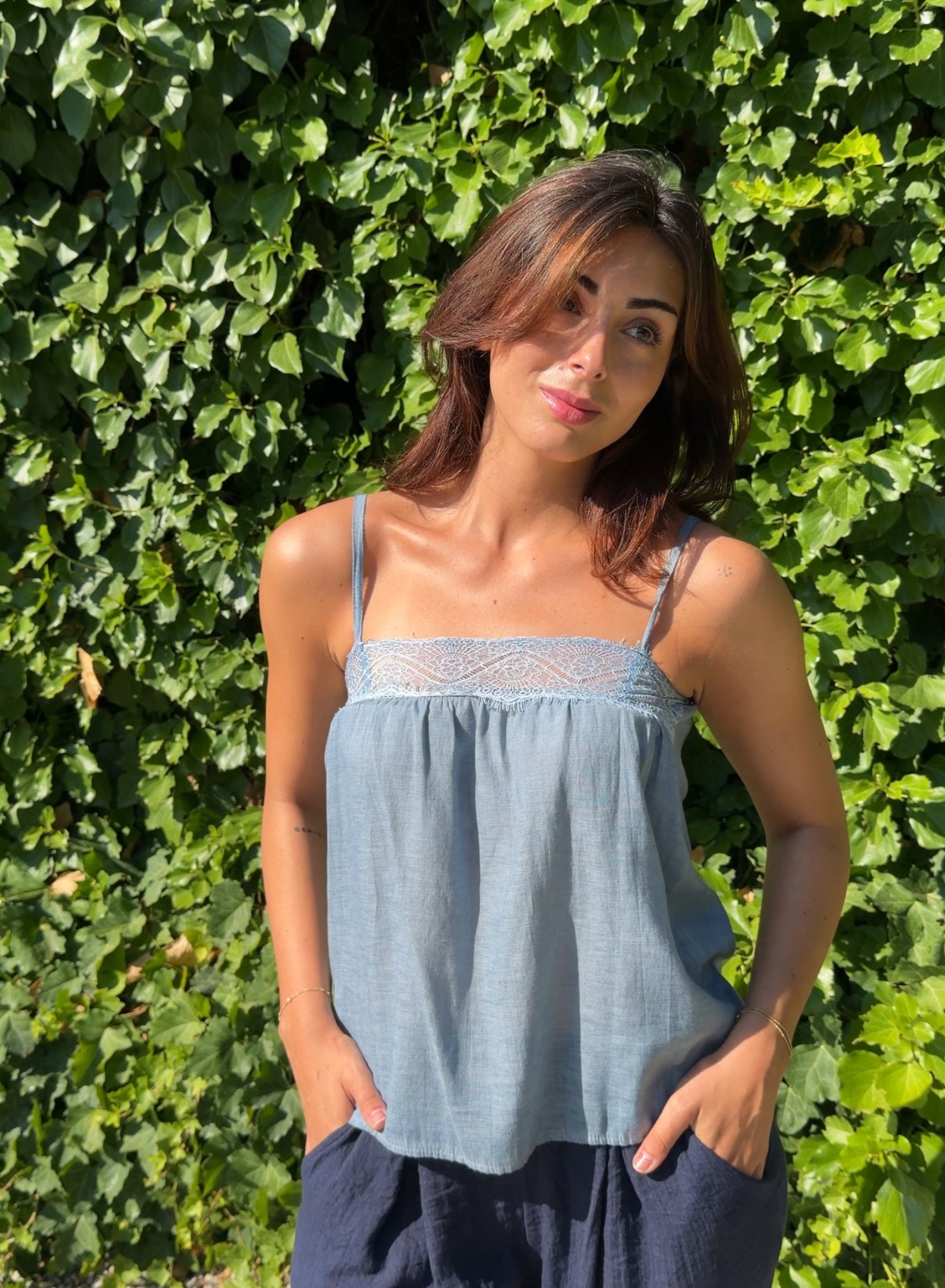 Top encaje azul