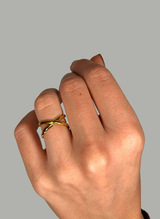 Anillo cruzado dorado