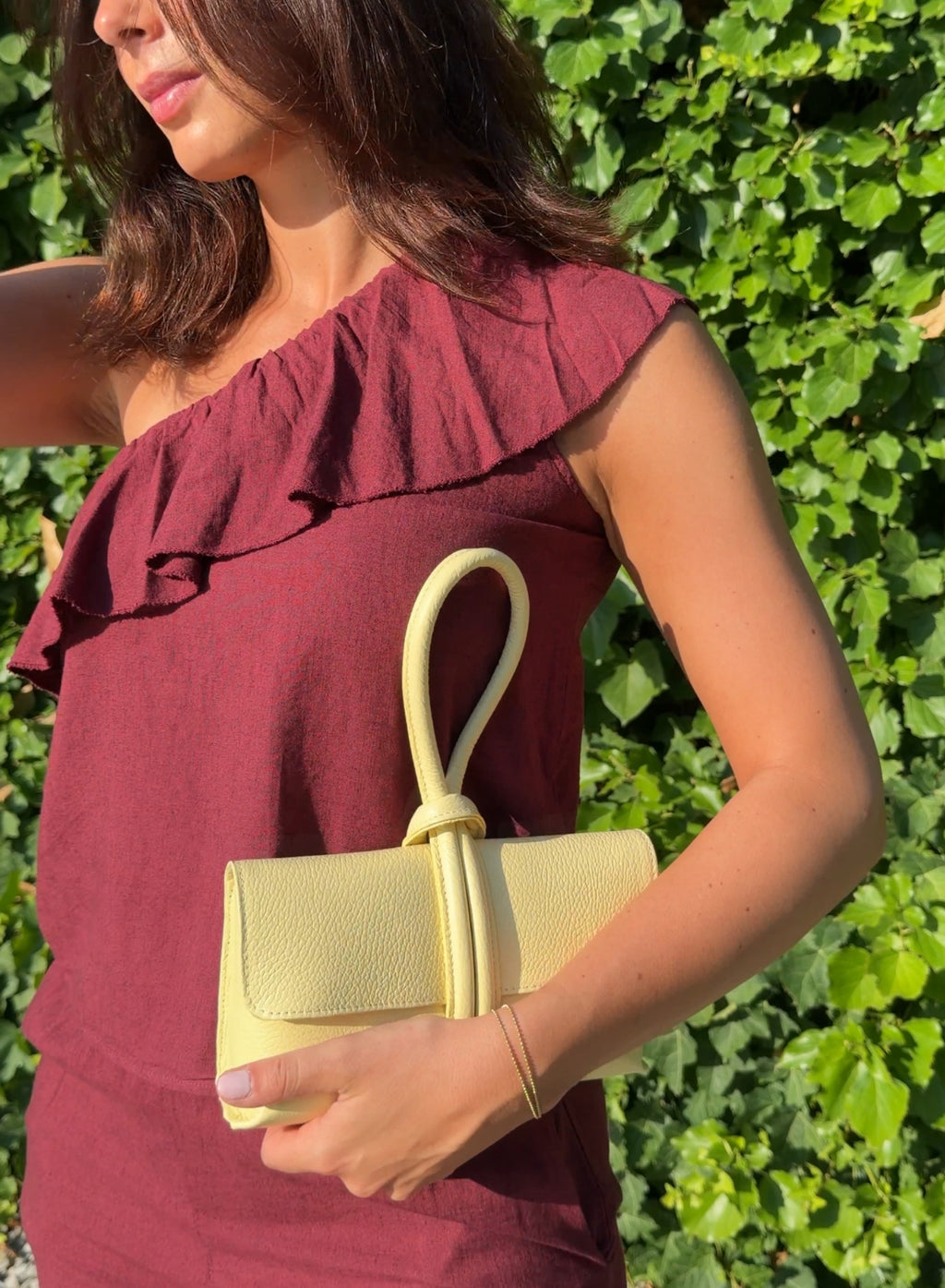 Bolso de mano amarillo