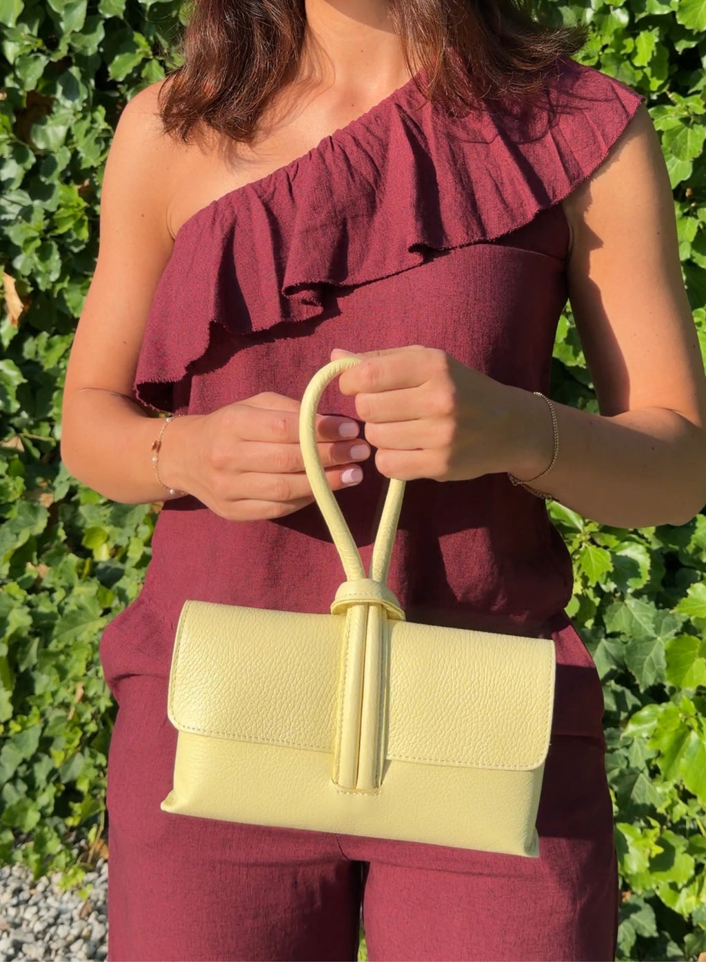 Bolso de mano amarillo