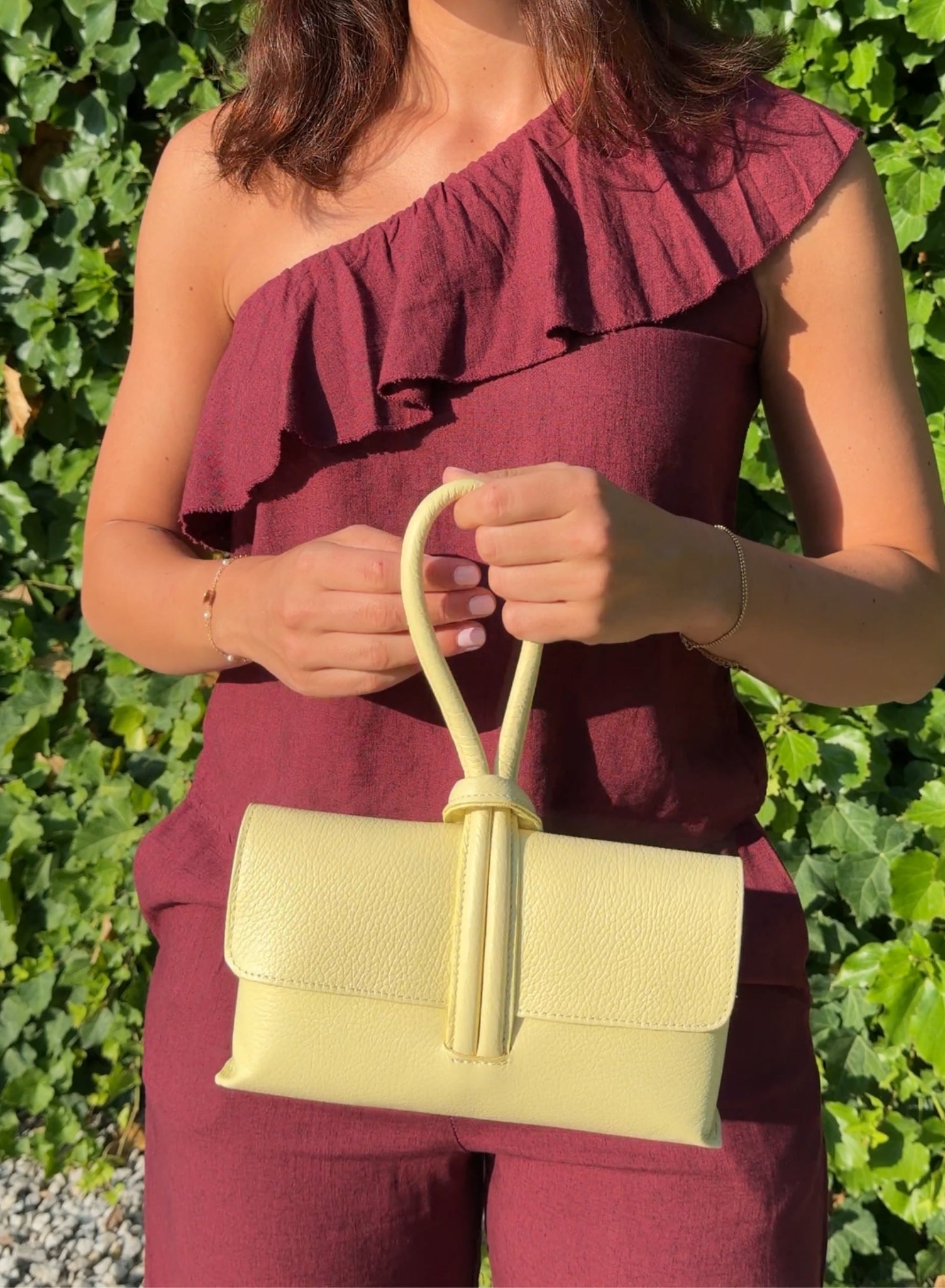 Bolso de mano amarillo