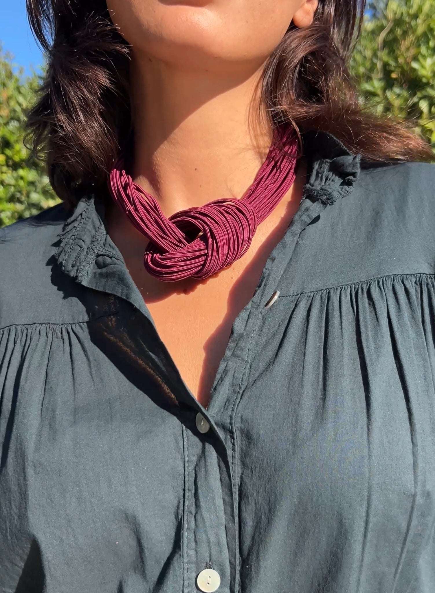 Collar nudo granate