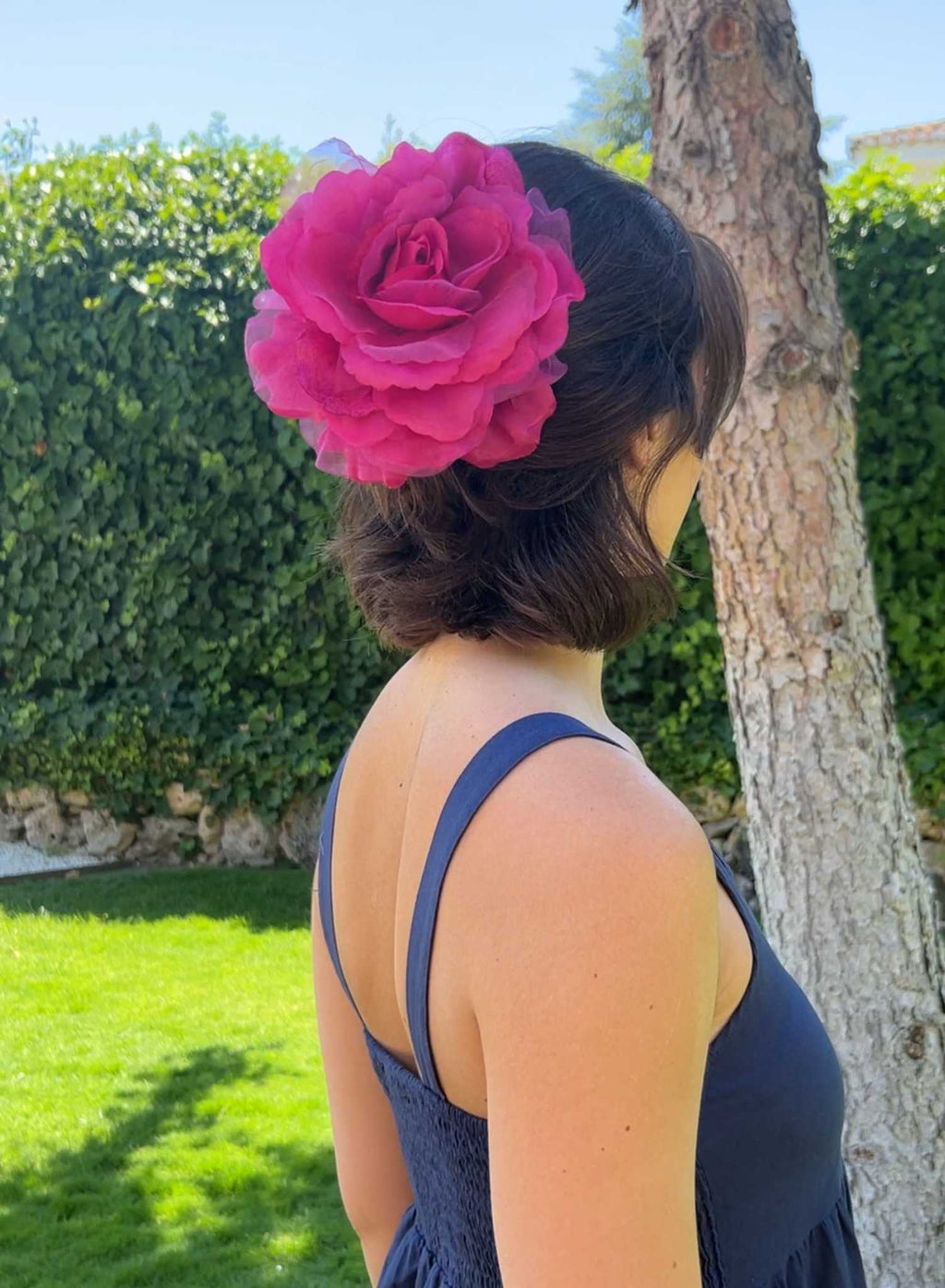 Pinza con flor rosa