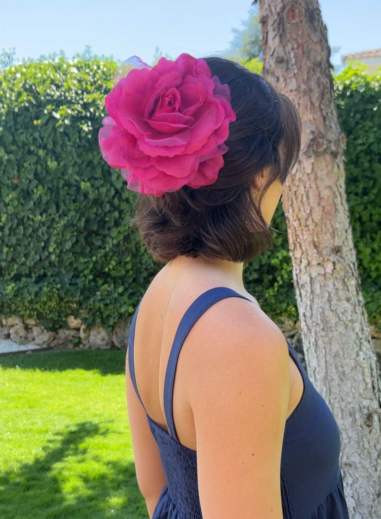 Pinza con flor rosa