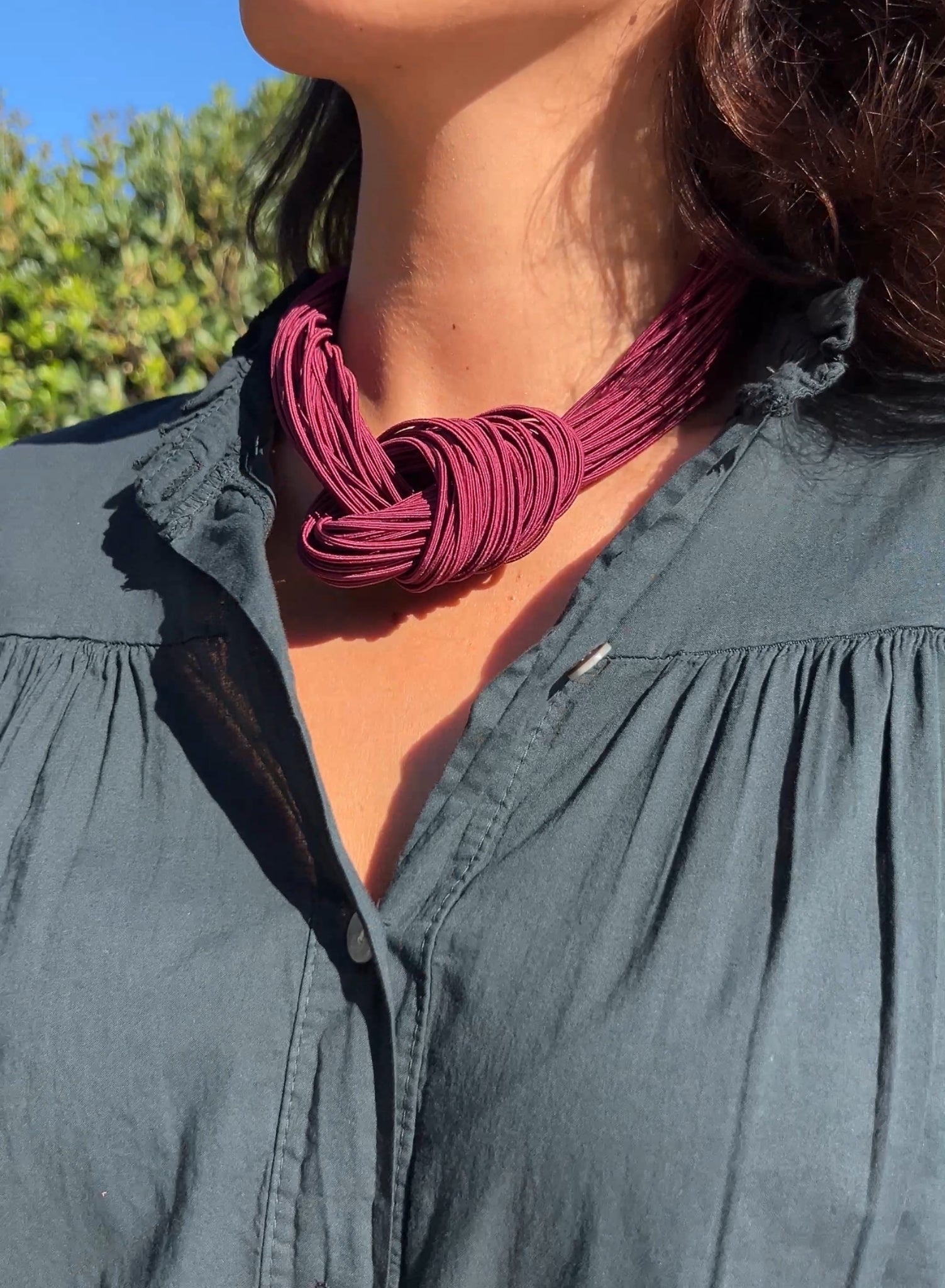 Collar nudo granate