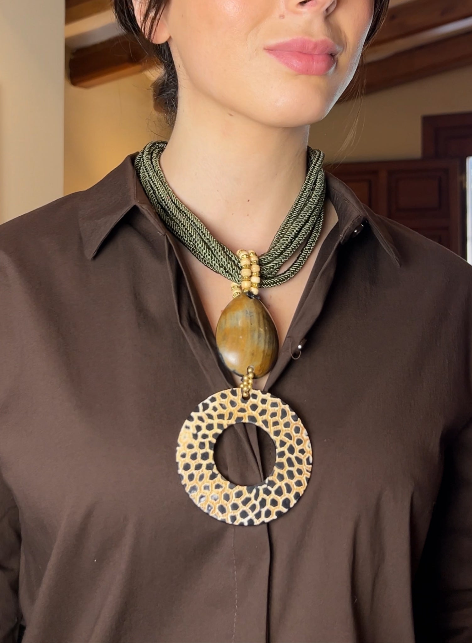 Collar madera verde