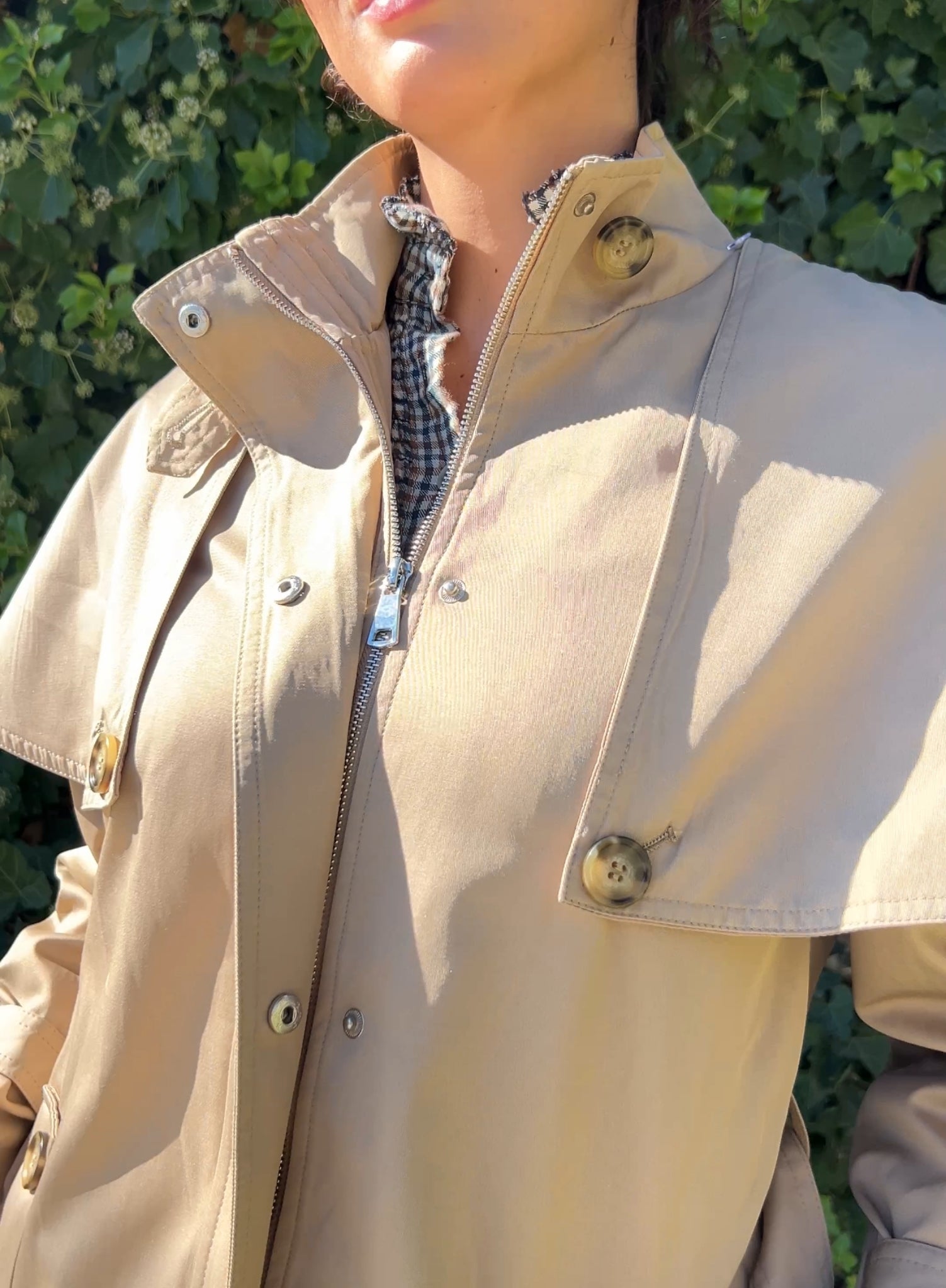 Gabardina hombreras beige