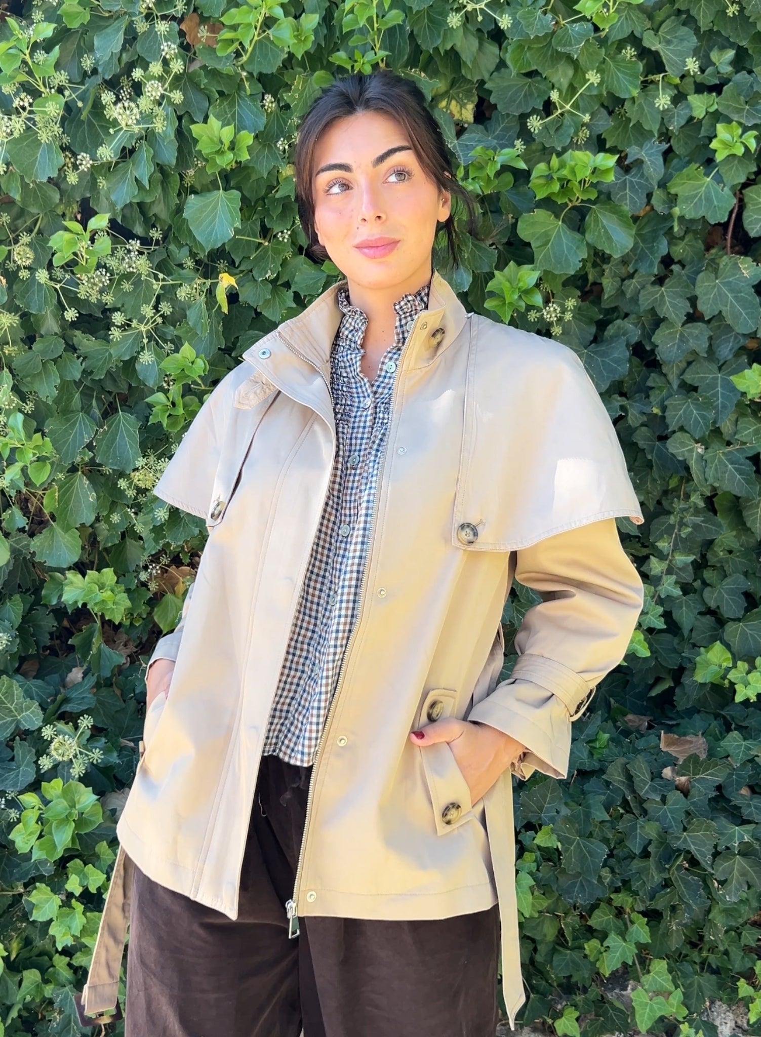 Gabardina hombreras beige