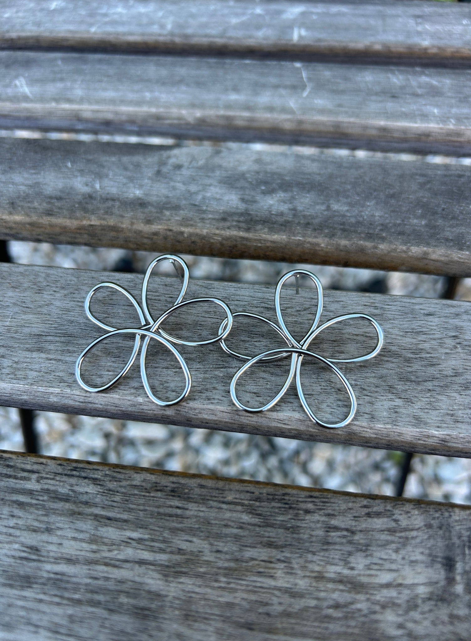 Pendiente flores caladas