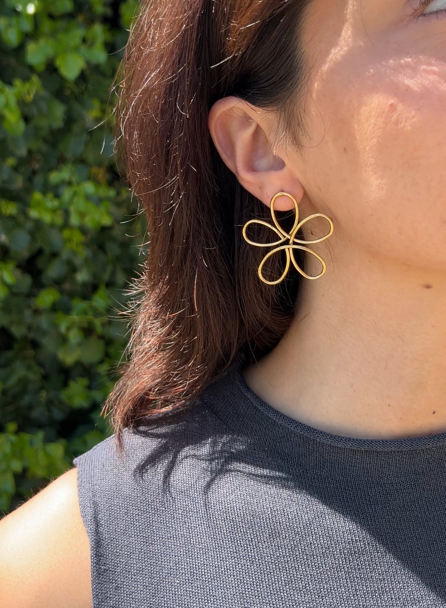 Pendiente flores caladas