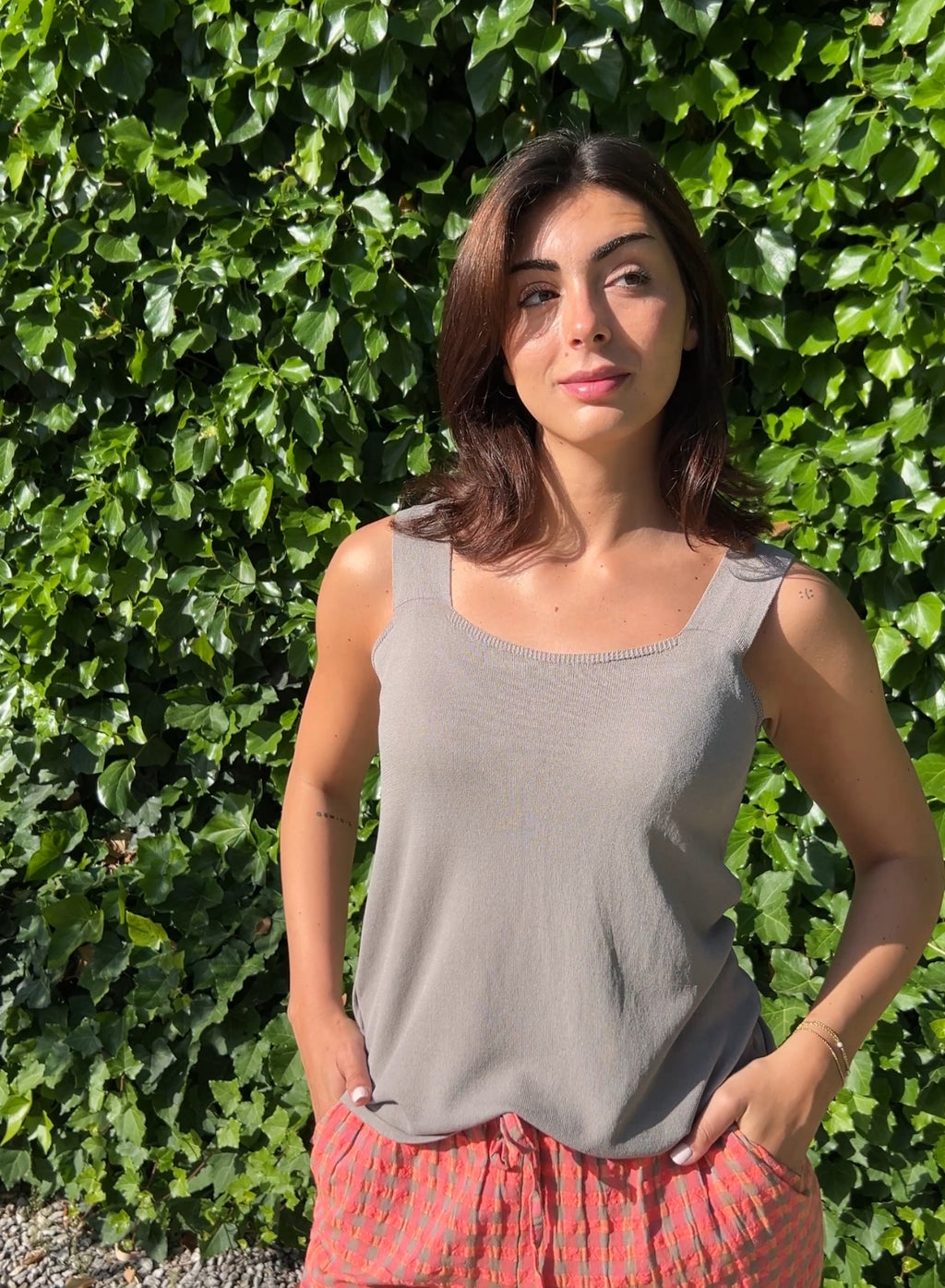 Top punto frío gris