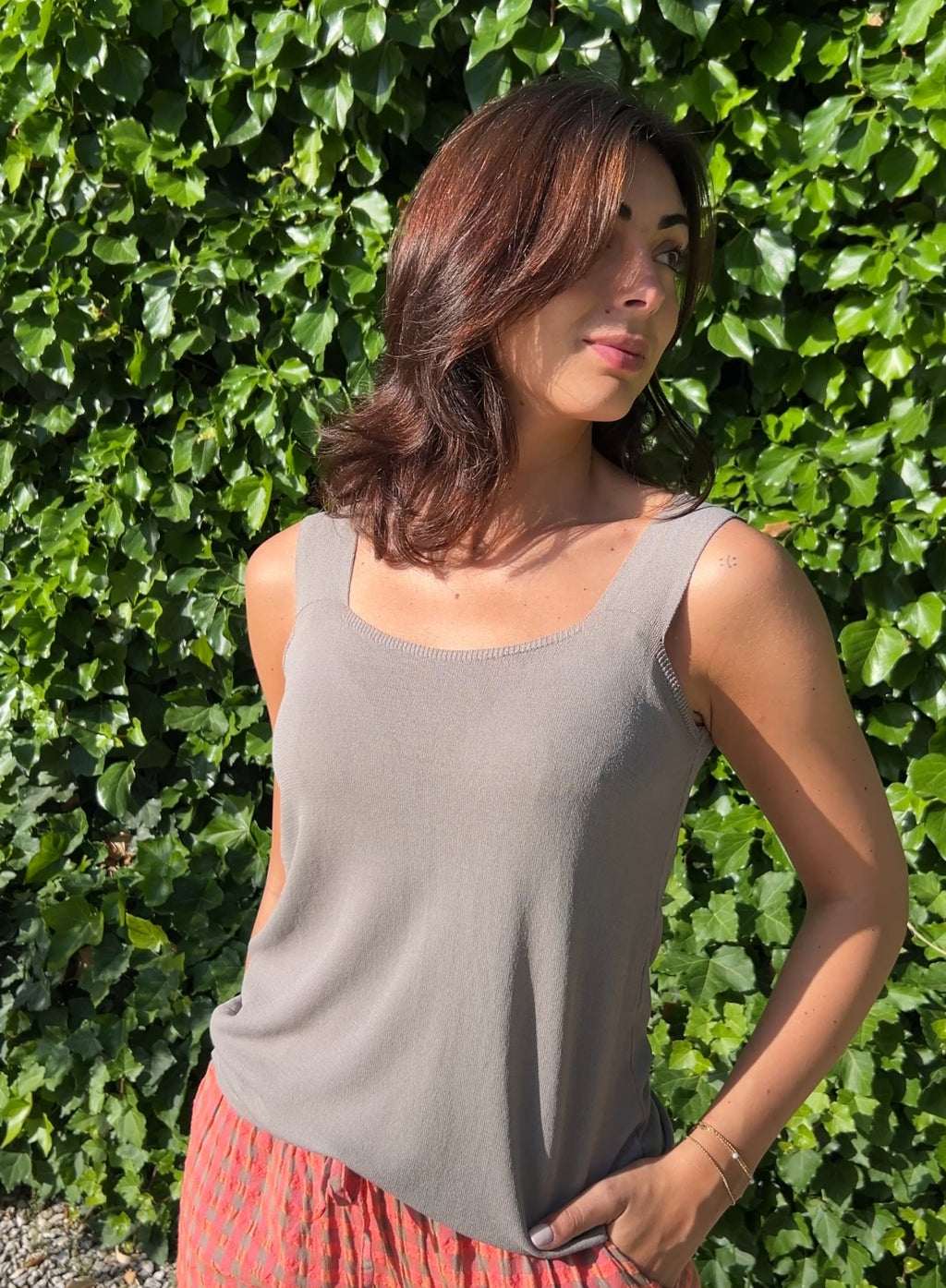 Top punto frío gris