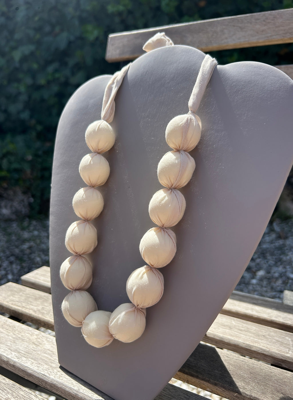 Gargatilla bolas seda crudo