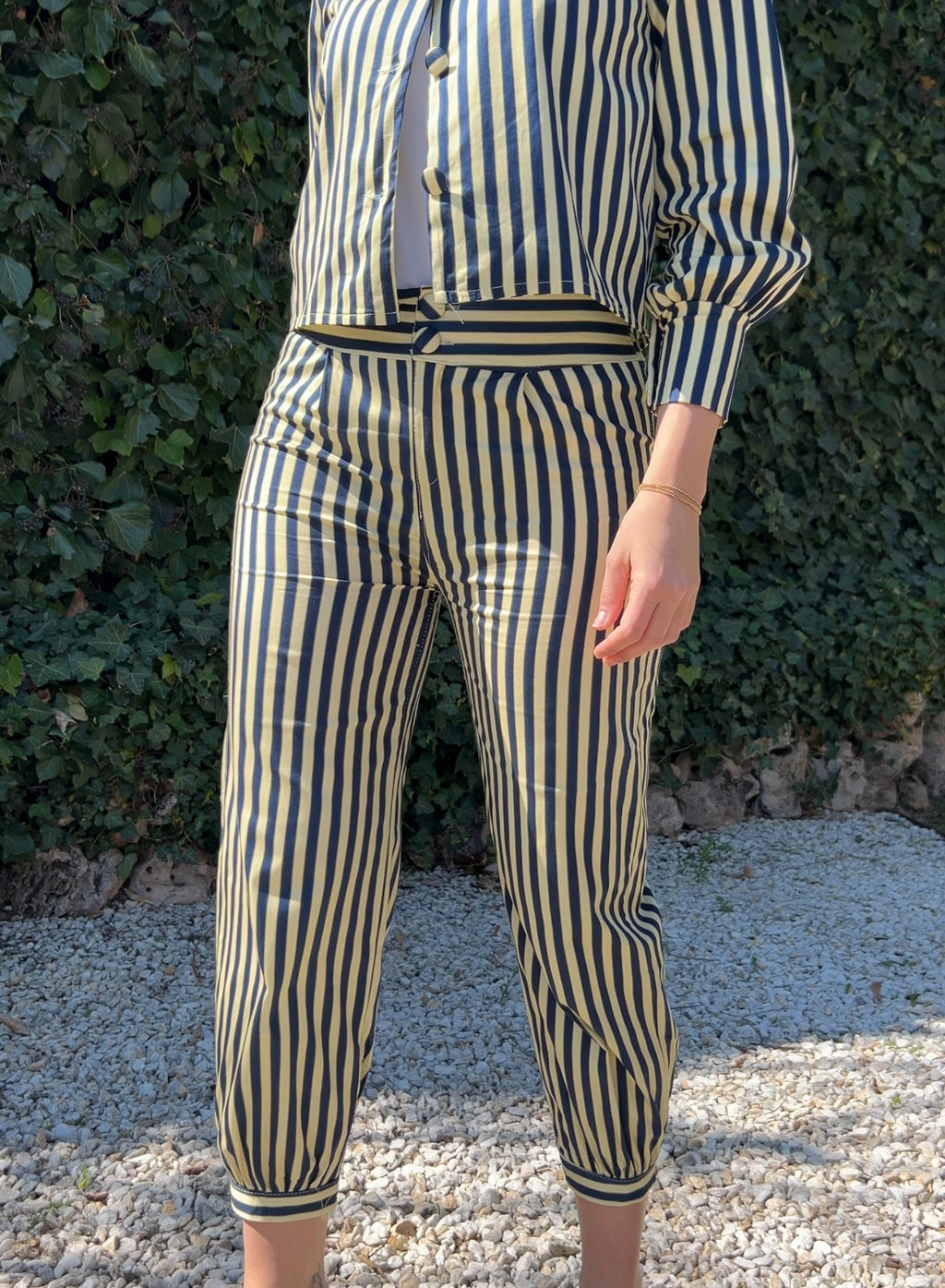 Pantalón rayas marino y amarillo