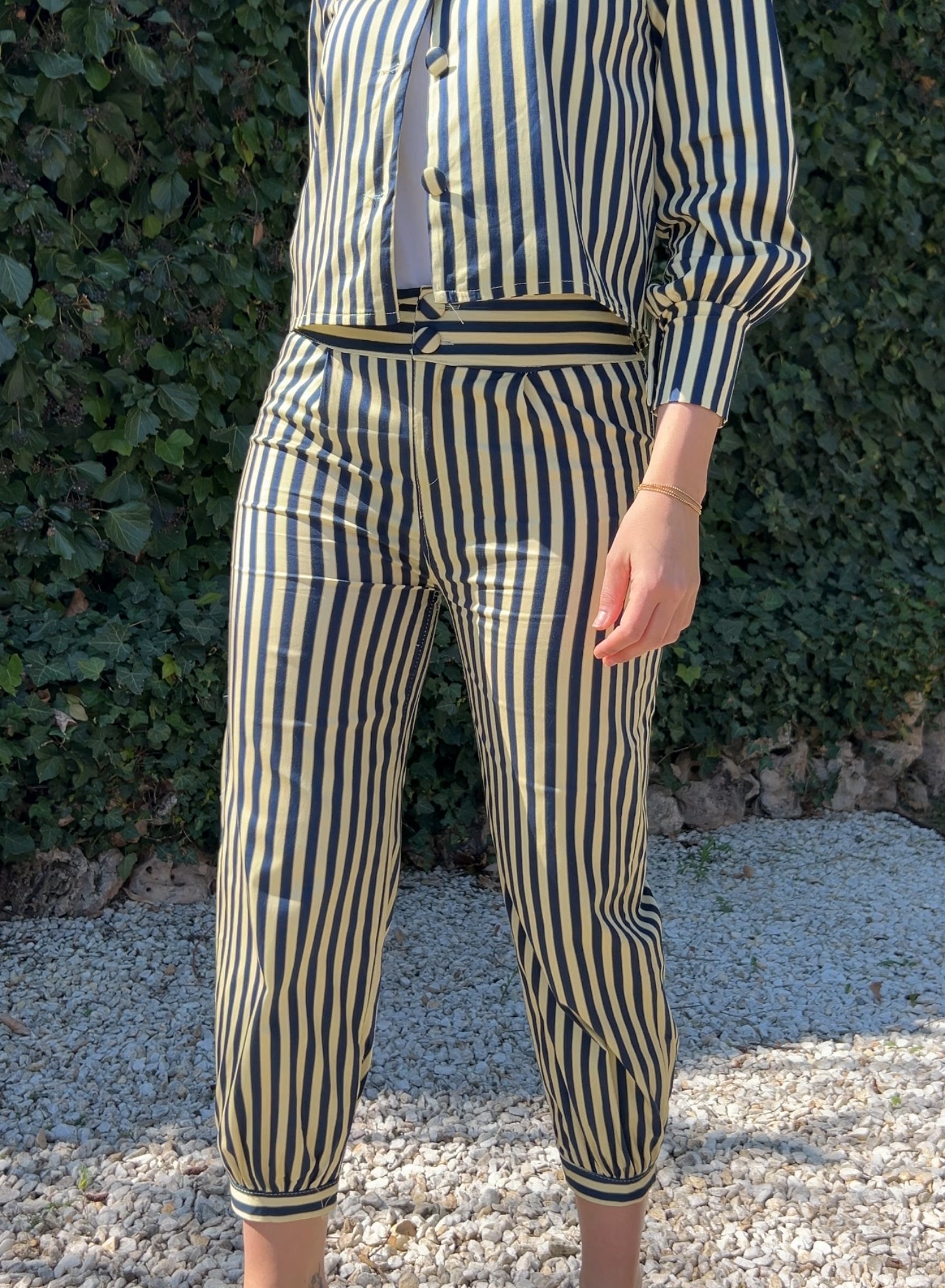 Pantalón rayas marino y amarillo
