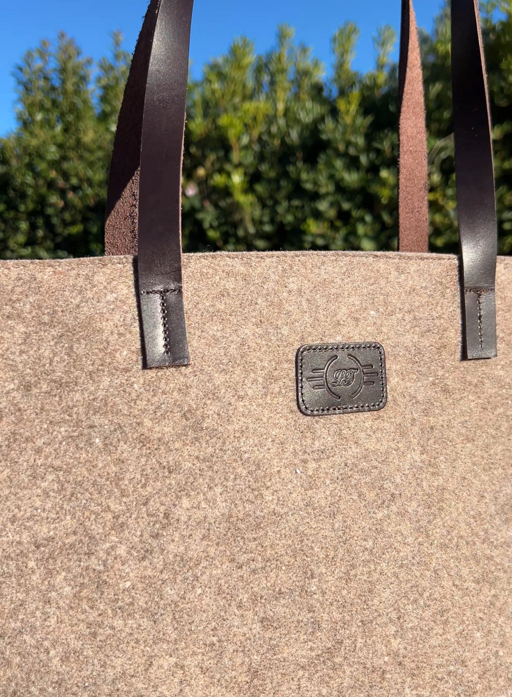 Bolso fieltro marrón