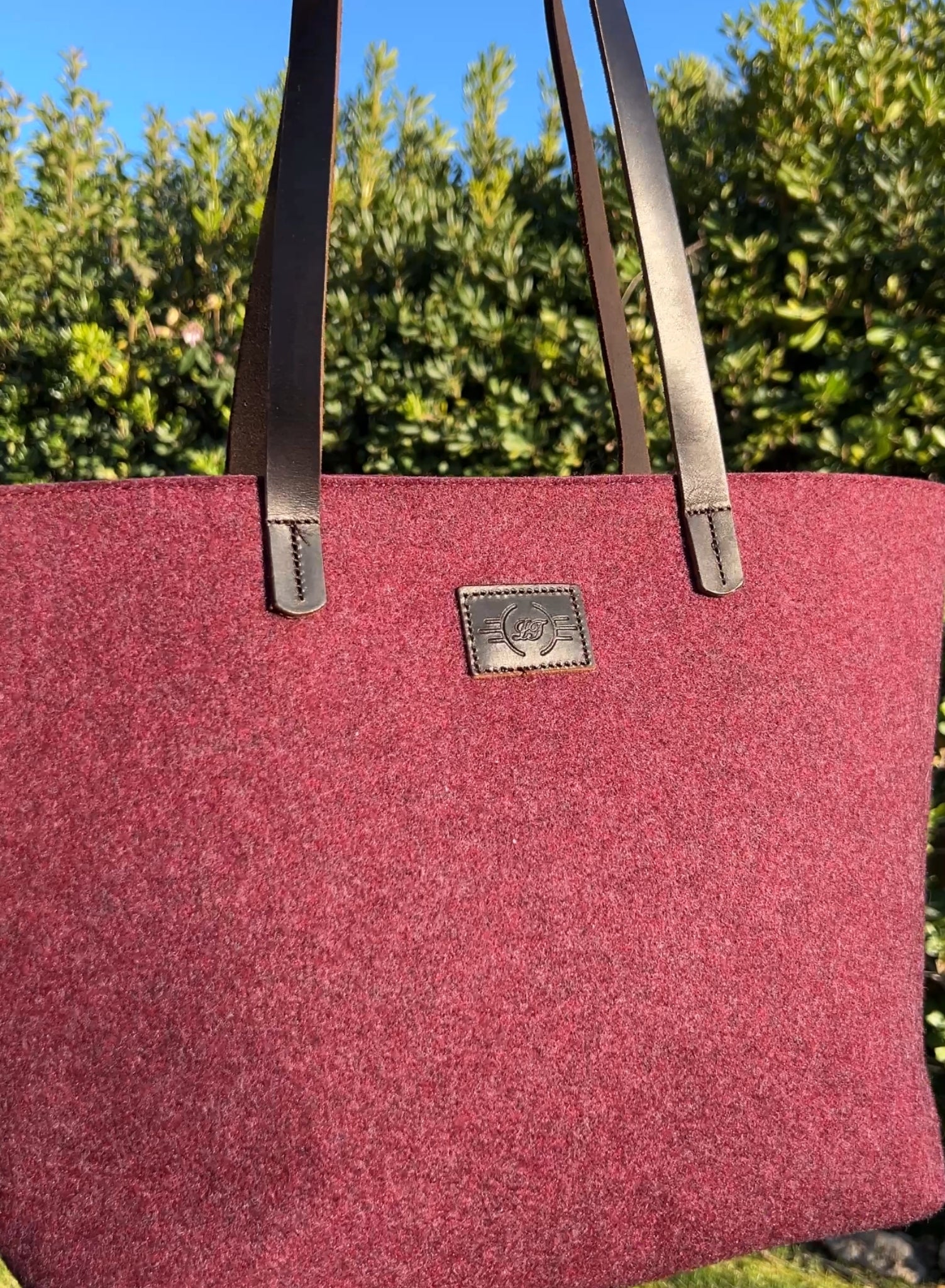 Bolso fieltro granate