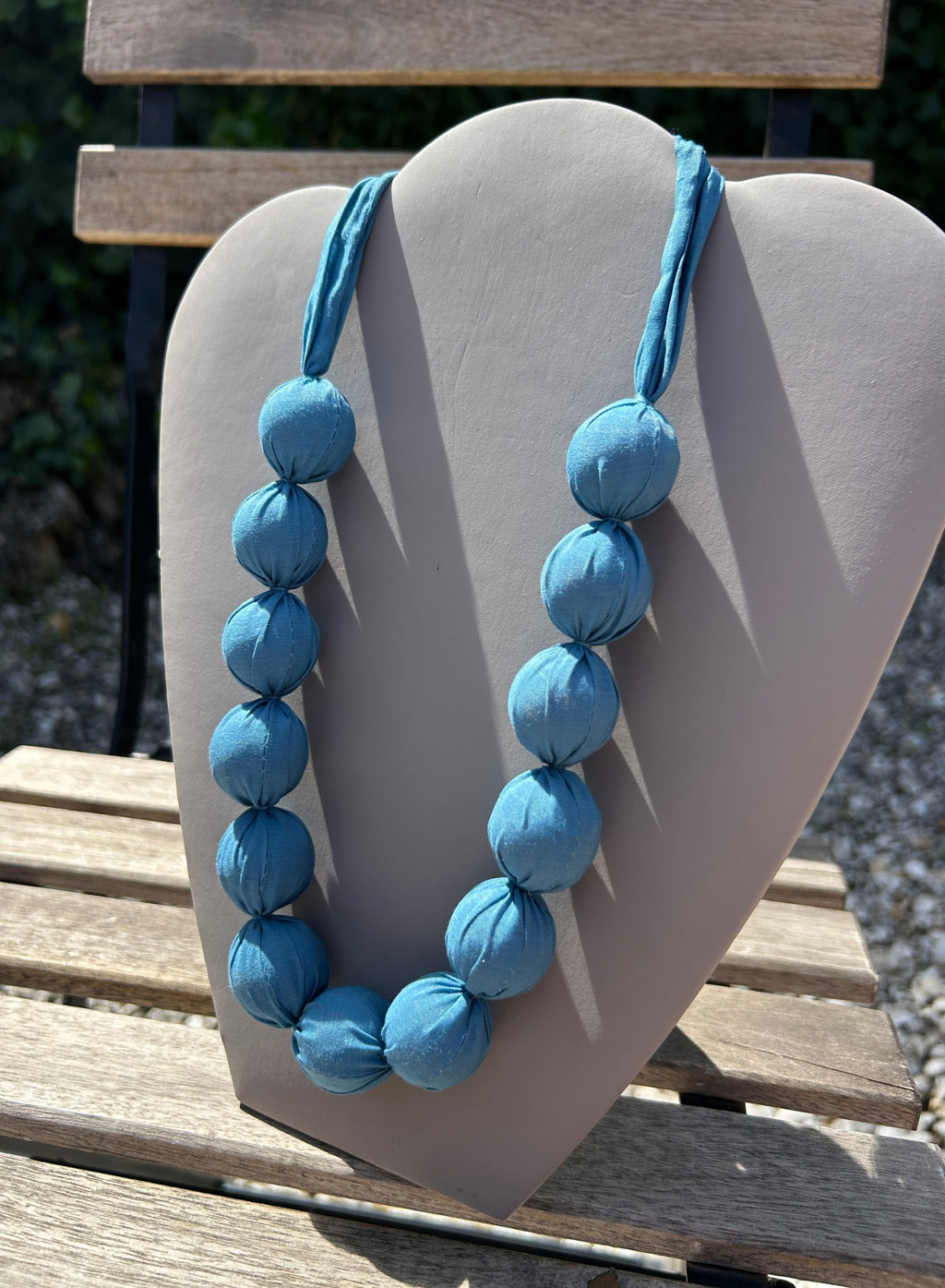 Gargatilla bolas seda azul