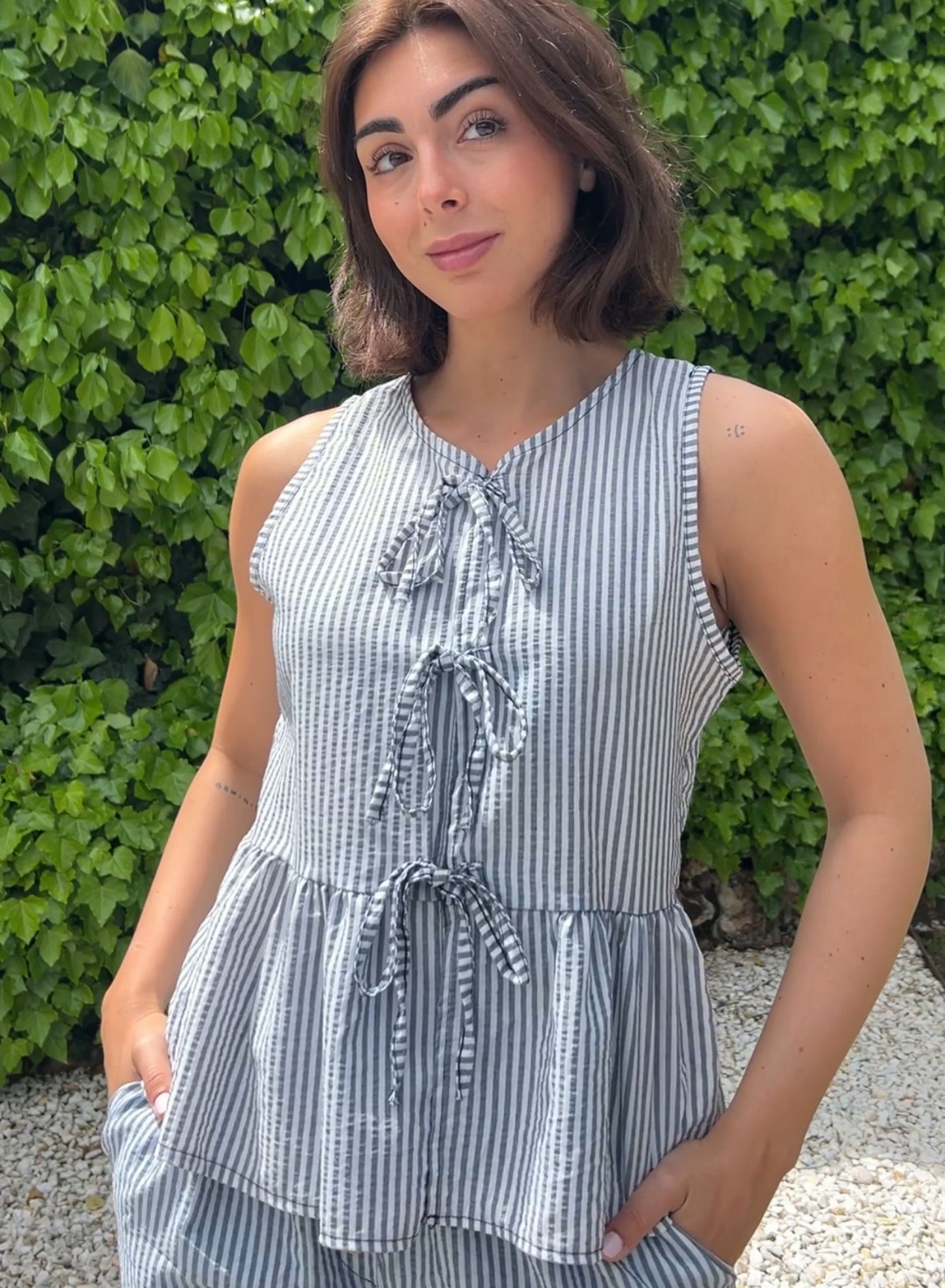 Top lazos gris