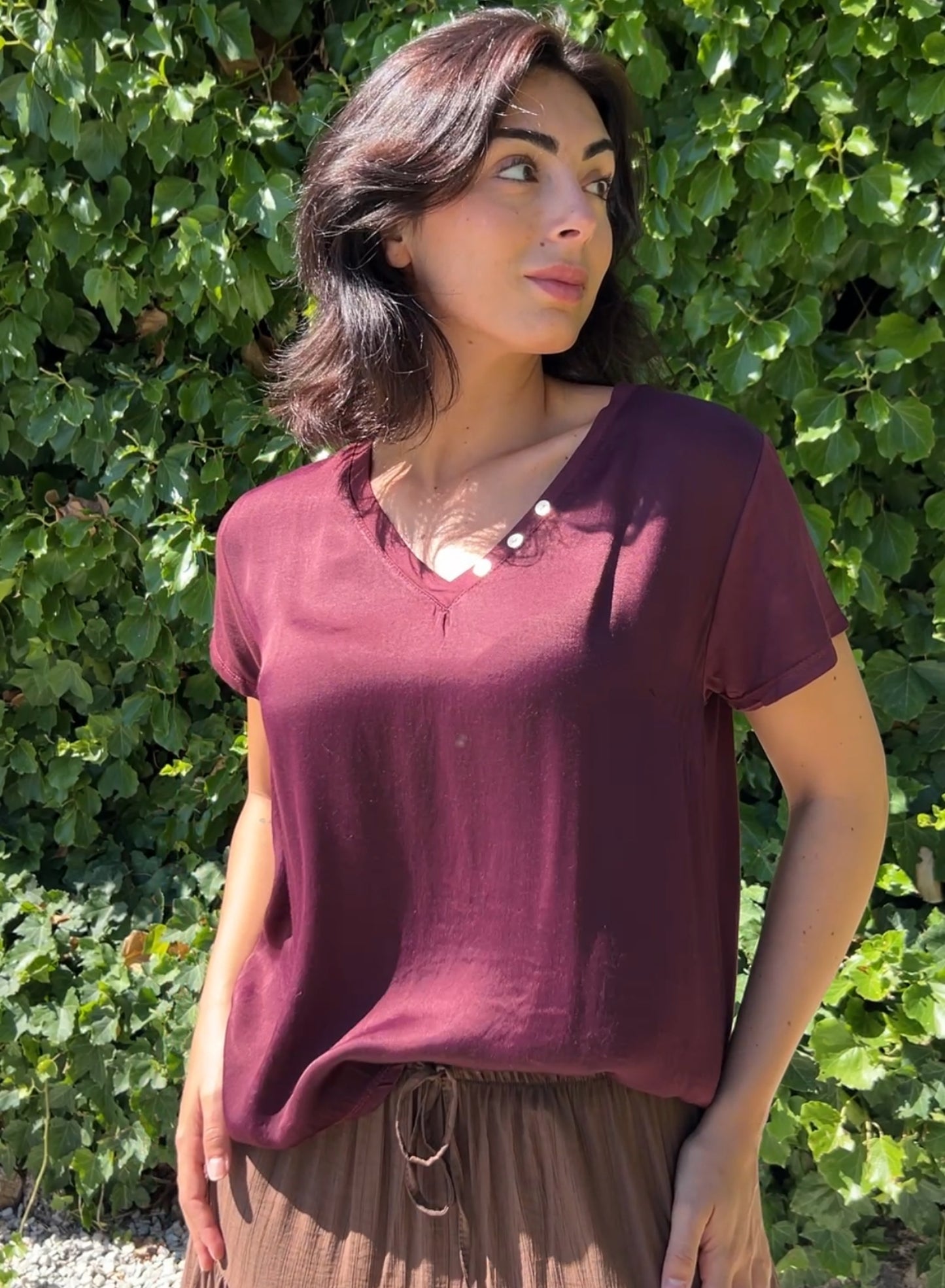 Camiseta botones granate