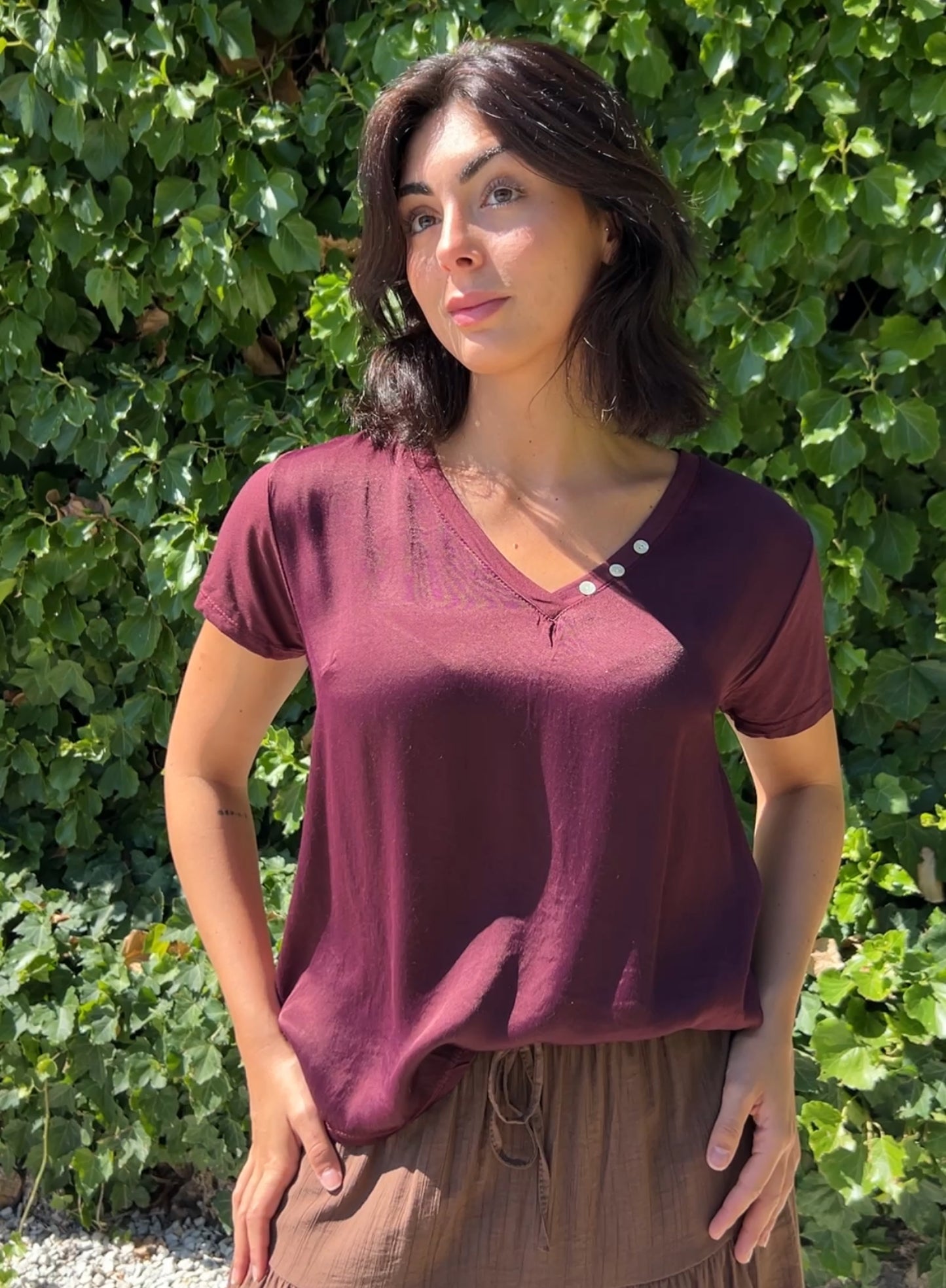 Camiseta botones granate