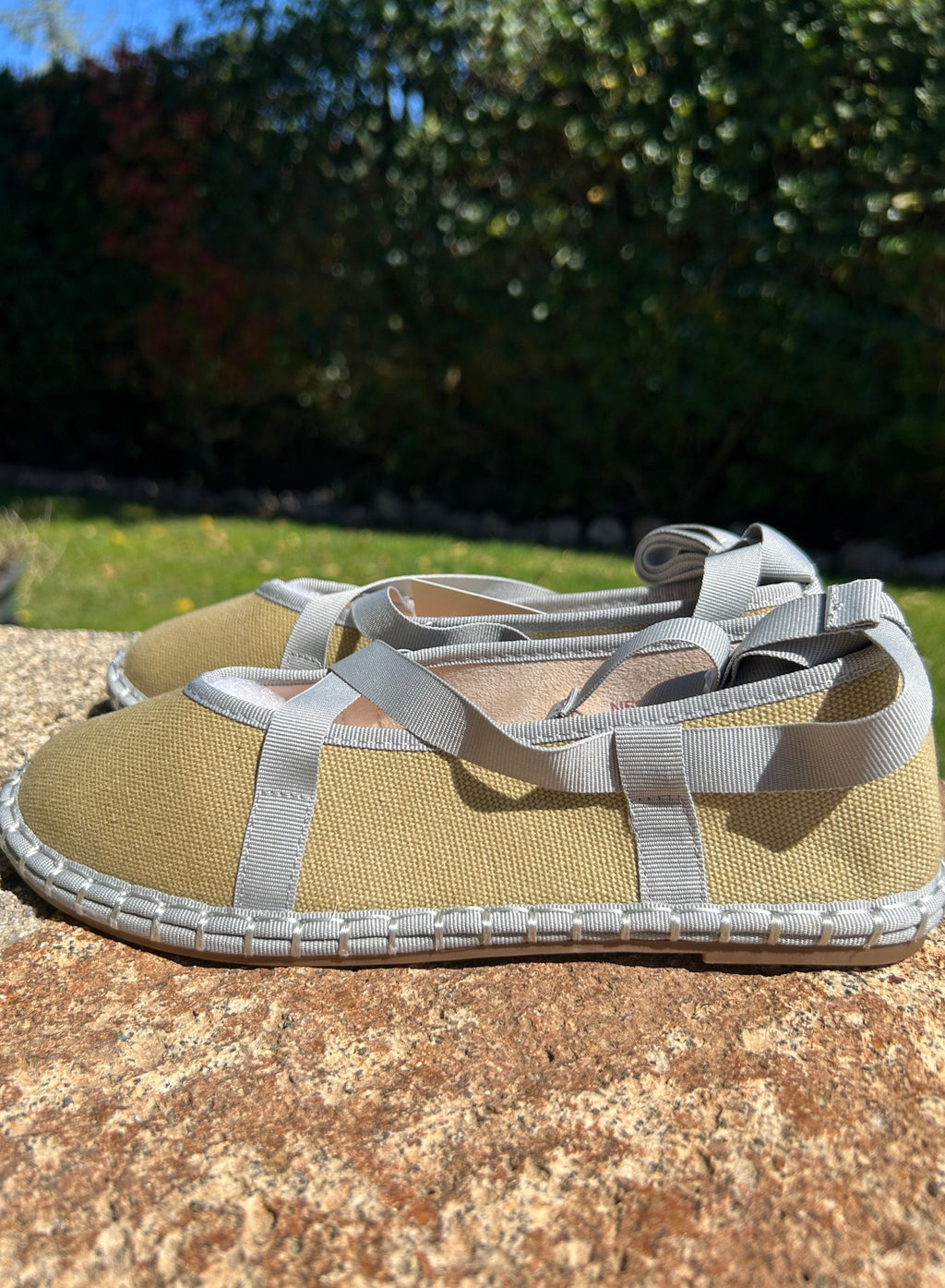 mercedita kaki y gris