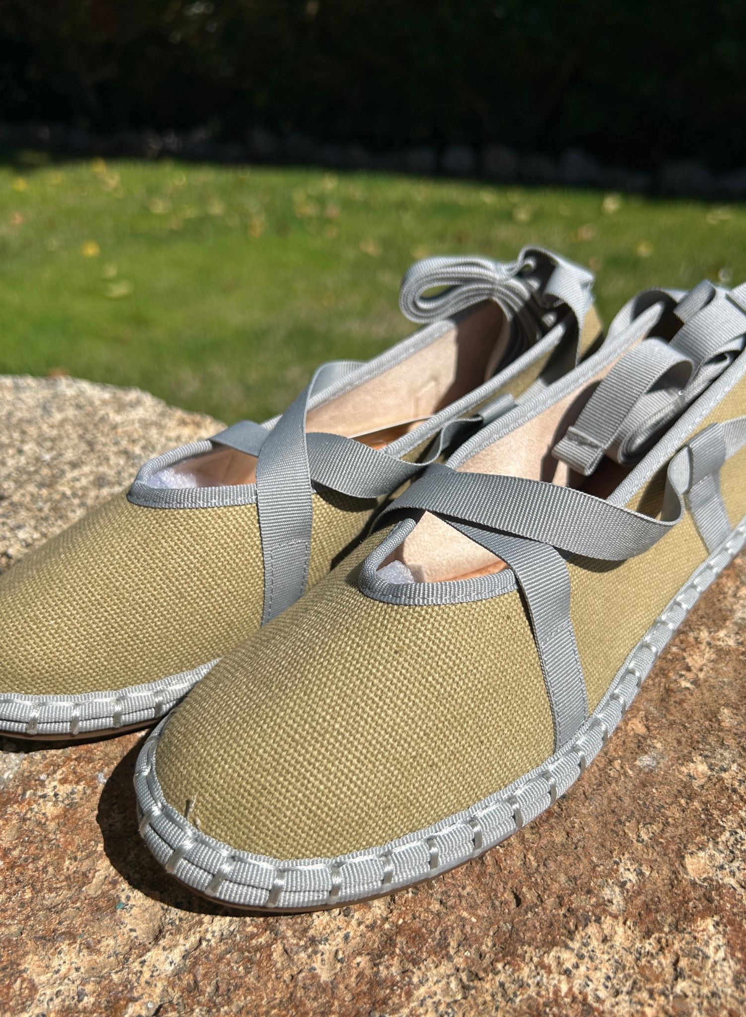 mercedita kaki y gris