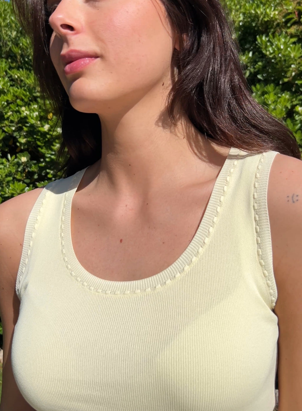 Top punto frío amarillo pastel