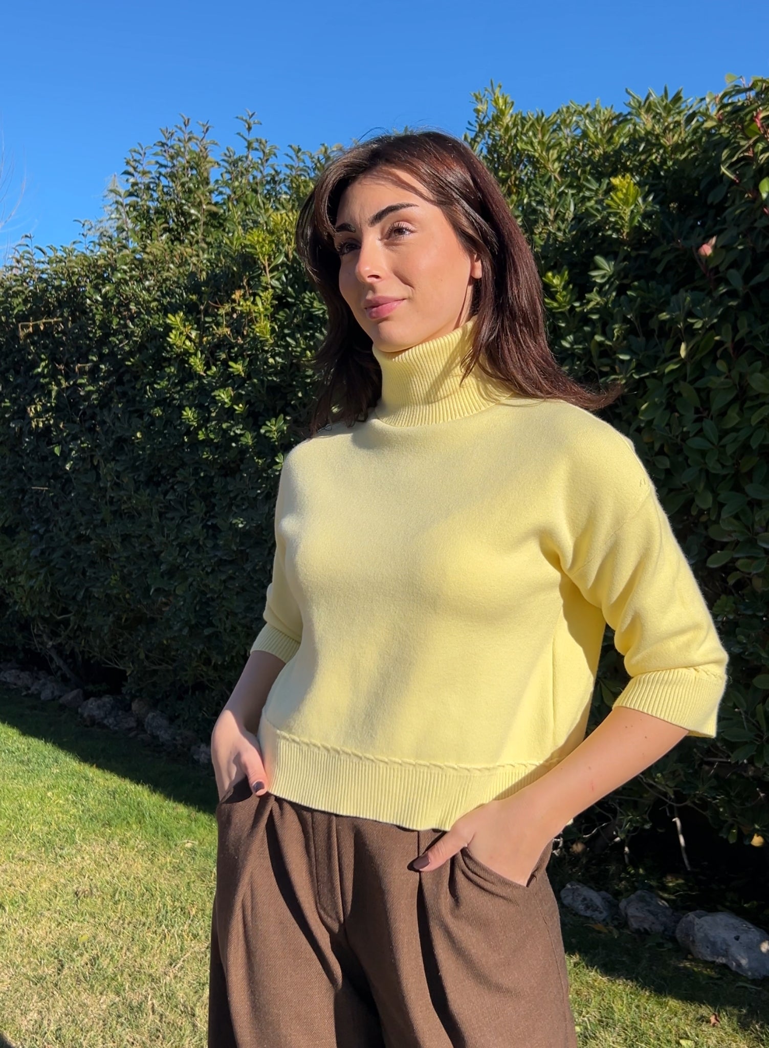 Jersey cuello alto amarillo