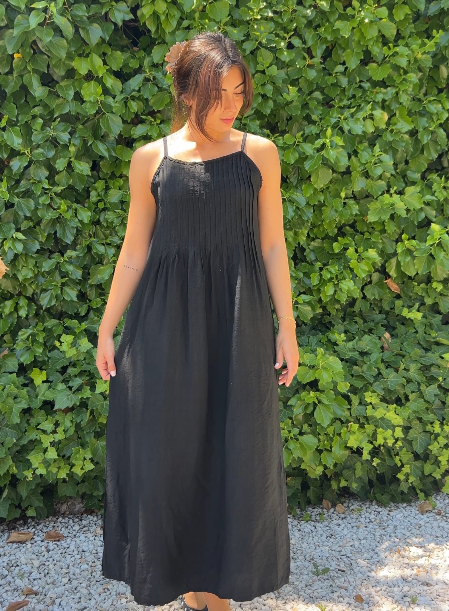 Vestido jaretas negro