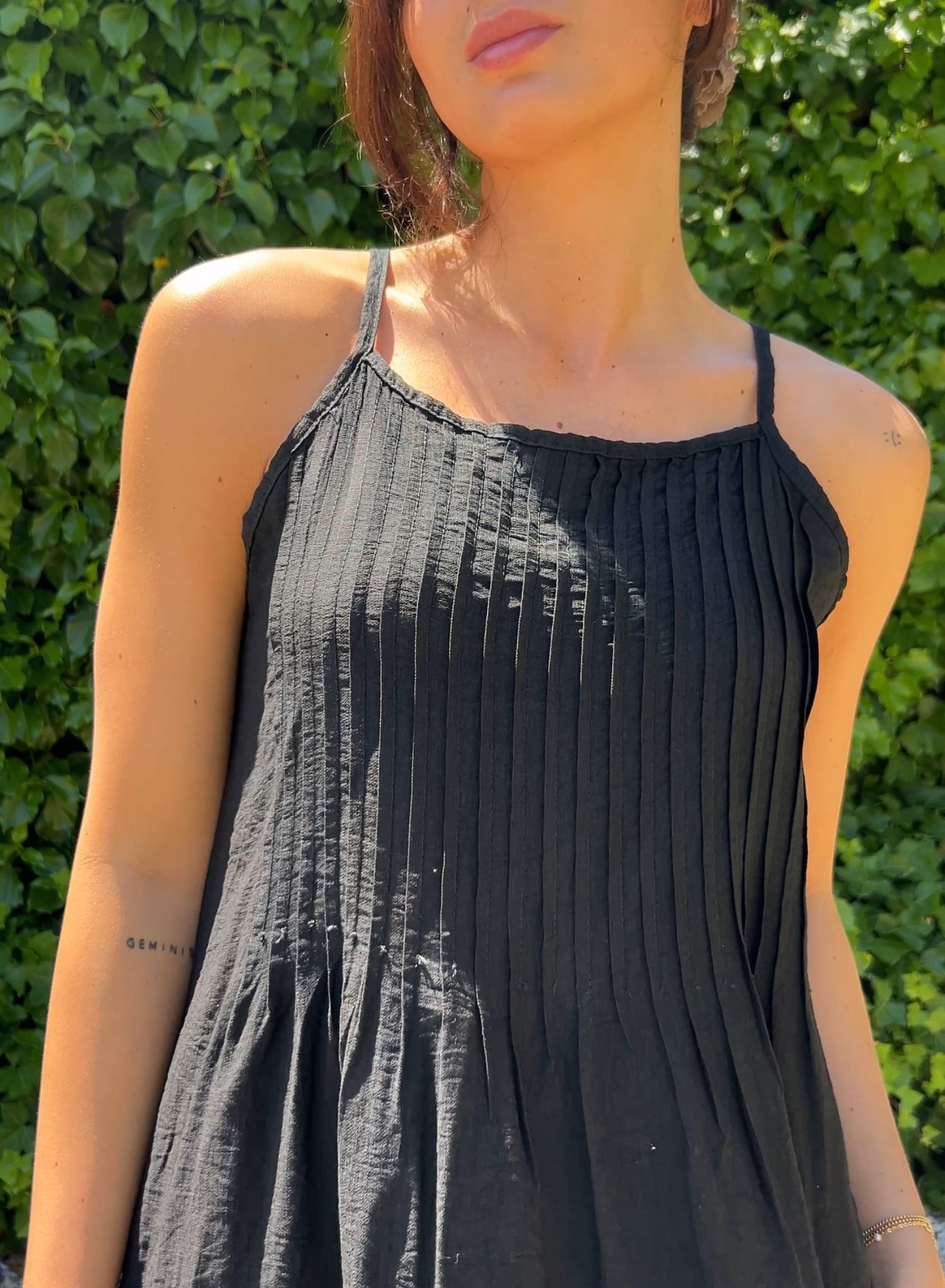 Vestido jaretas negro