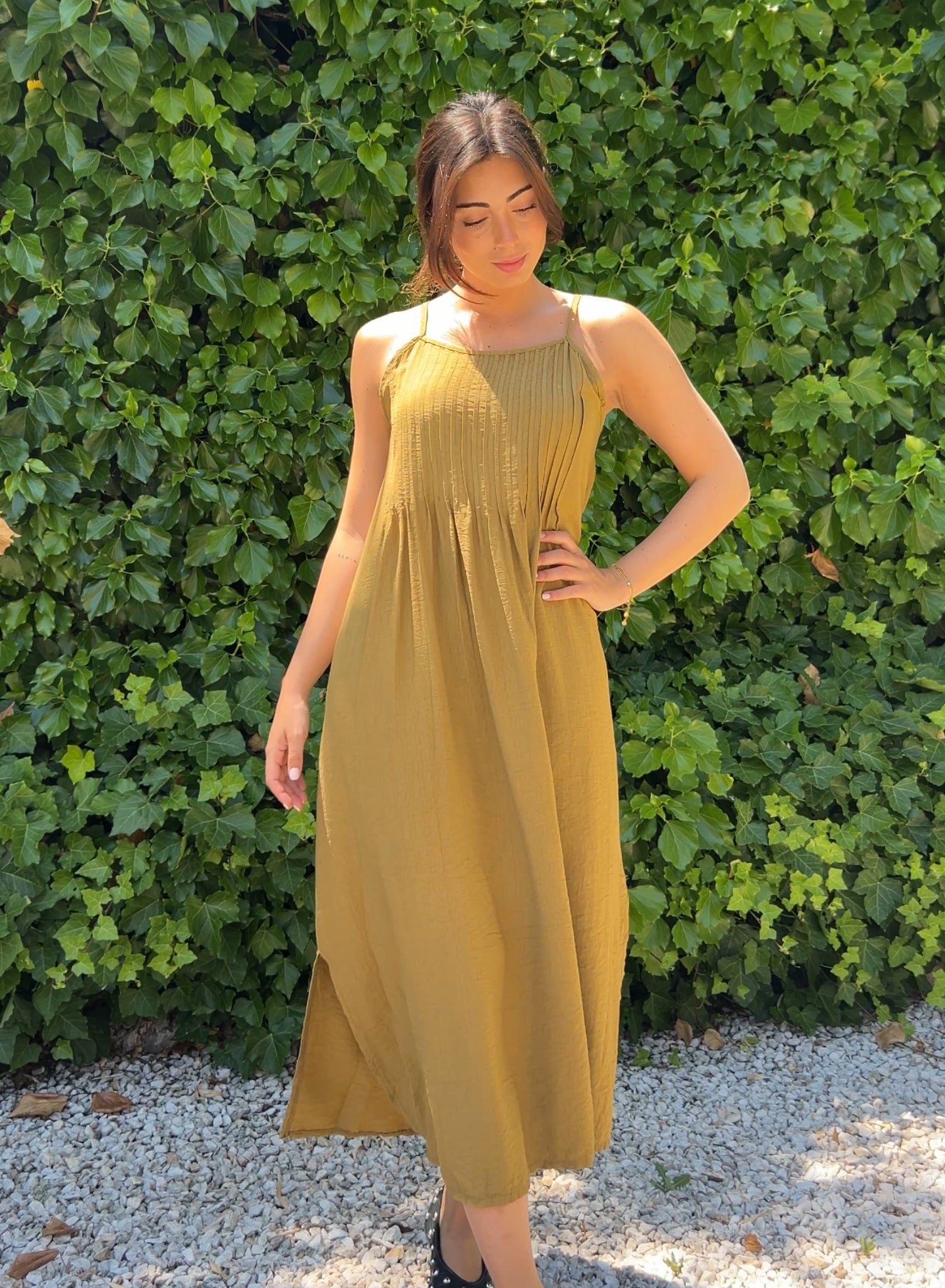 Vestido jaretas oliva