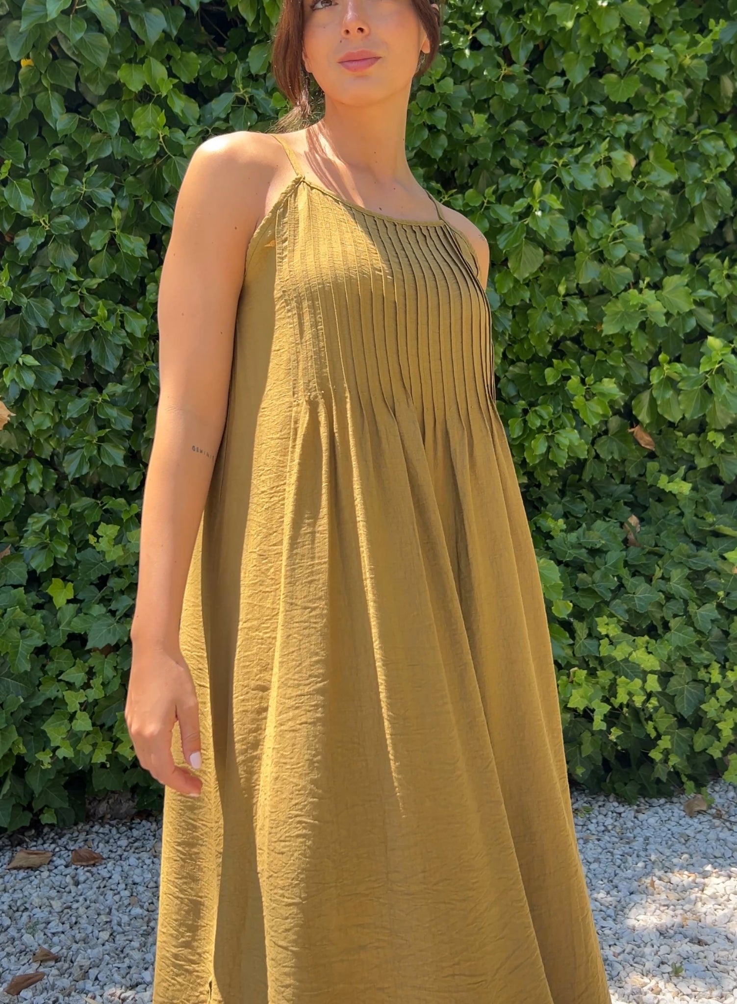 Vestido jaretas oliva