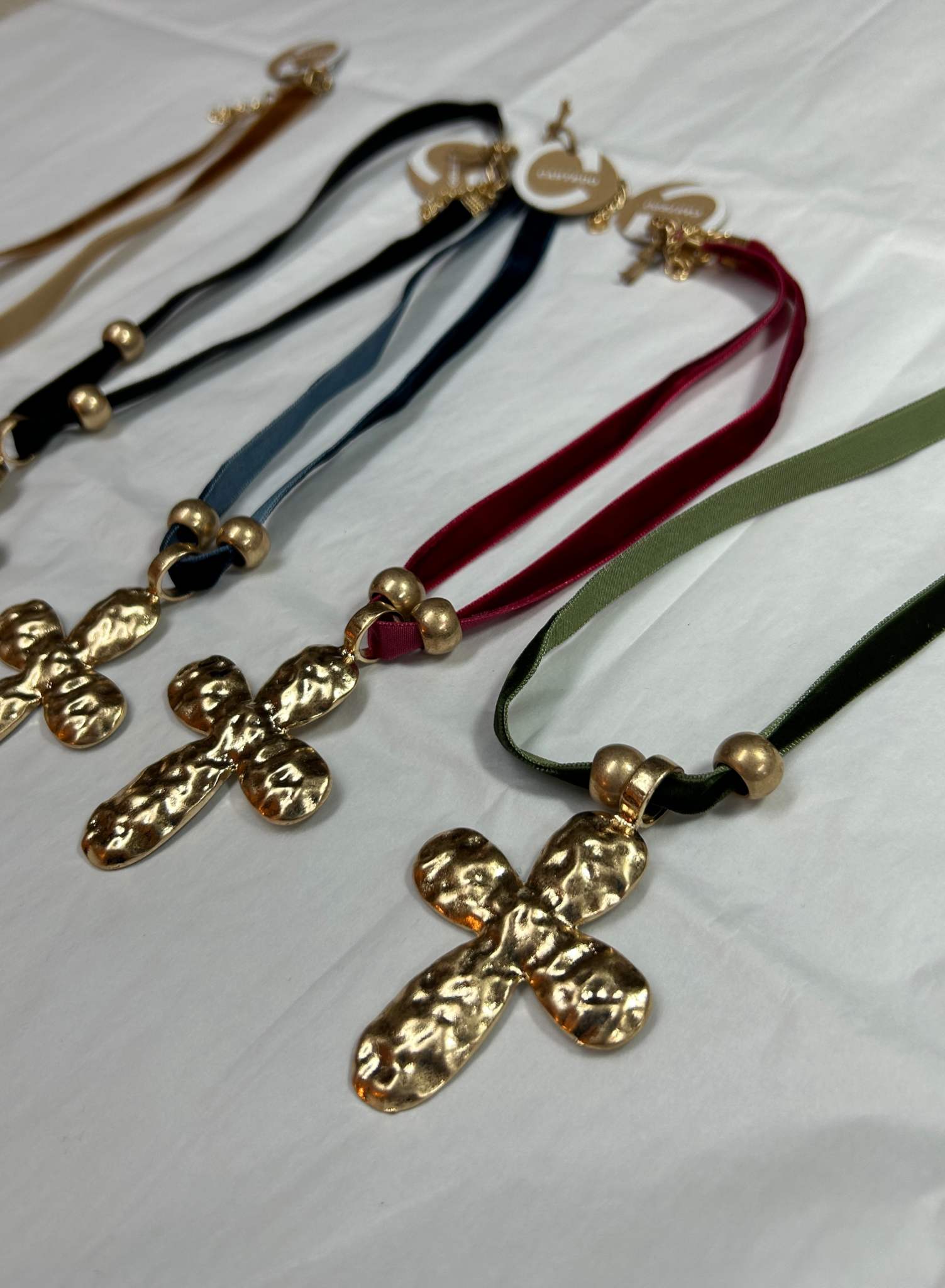 Cruz latón (varios colores)