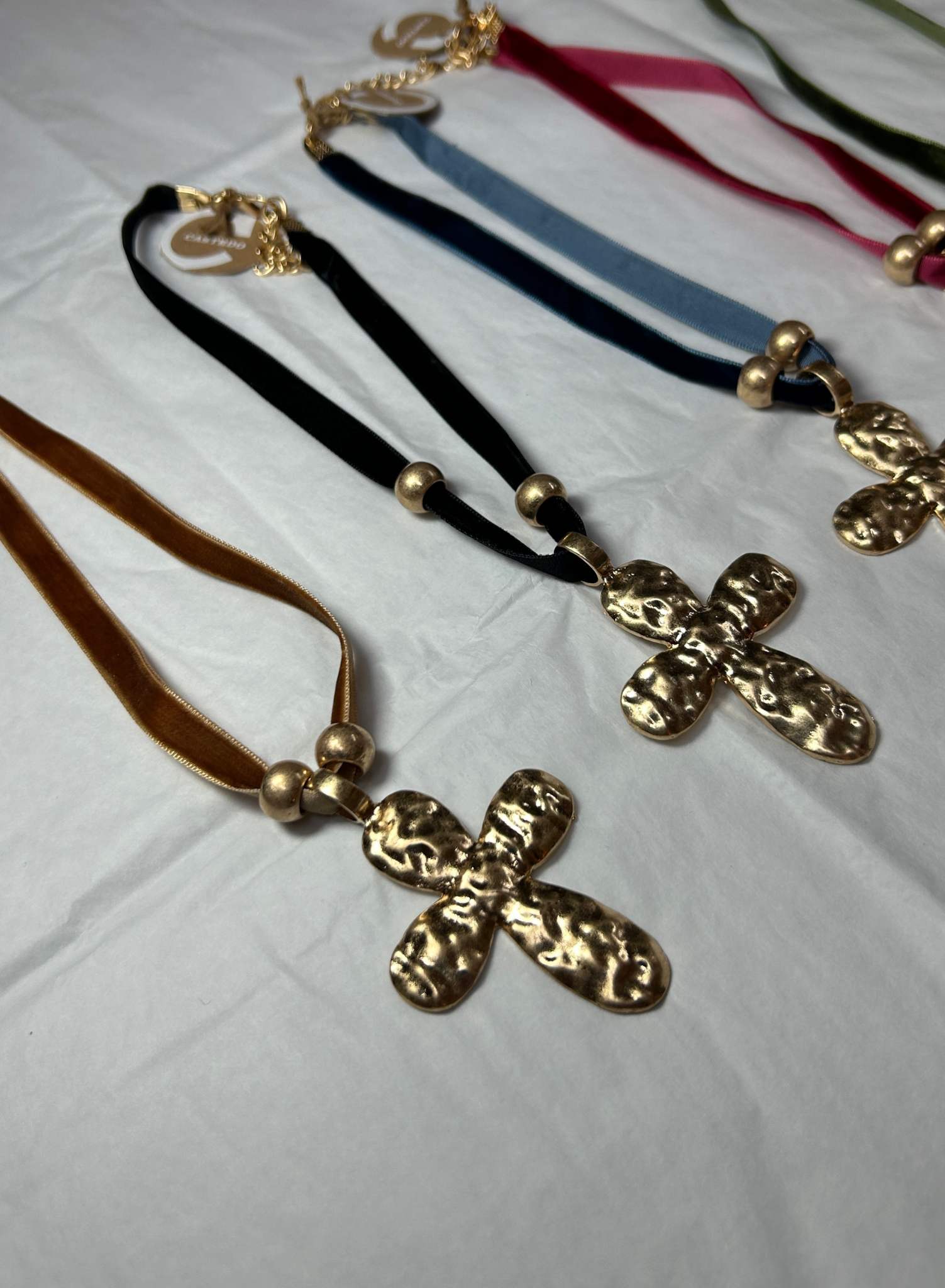 Cruz latón (varios colores)