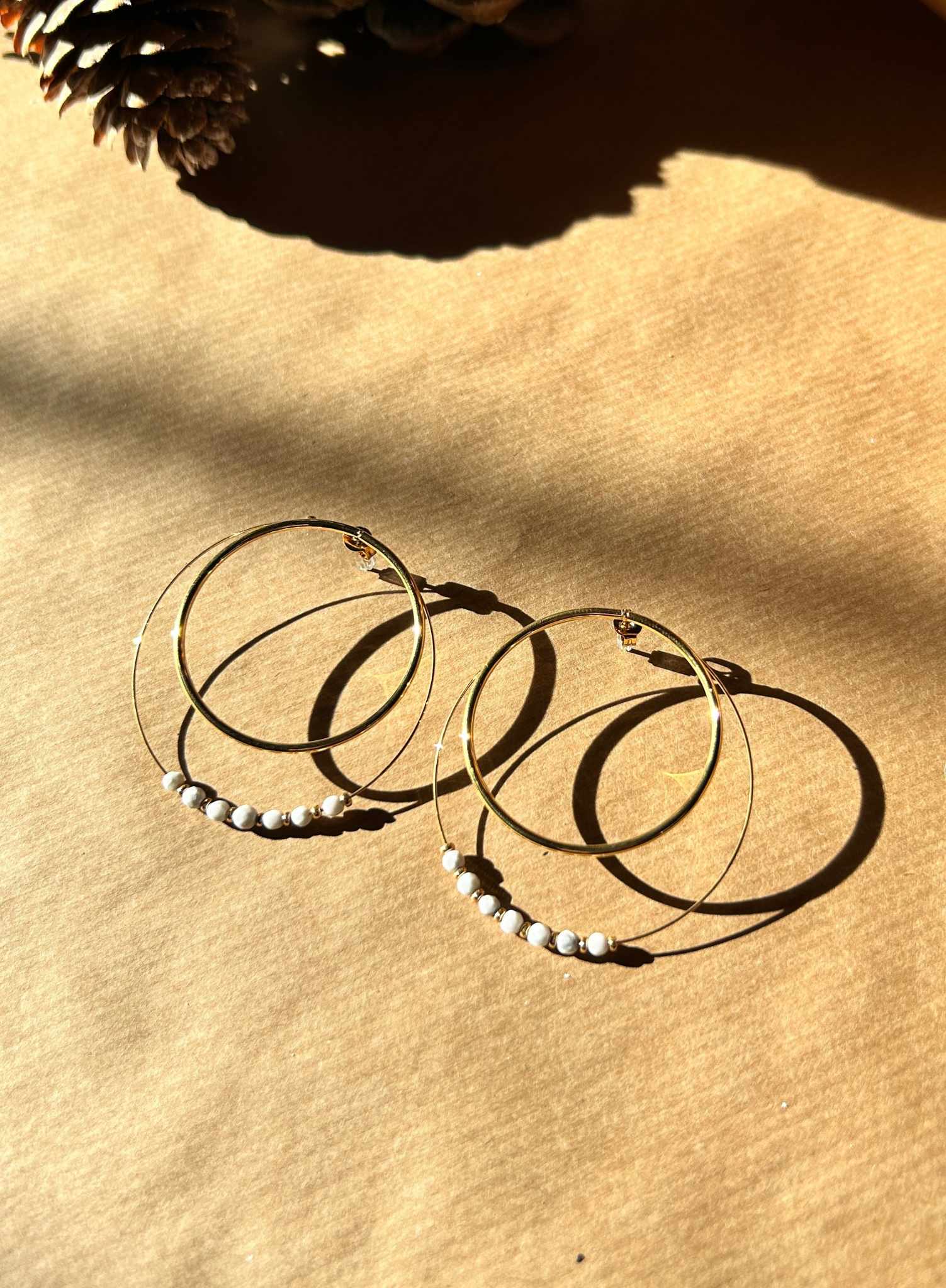 Pendientes doble bolitas blancas