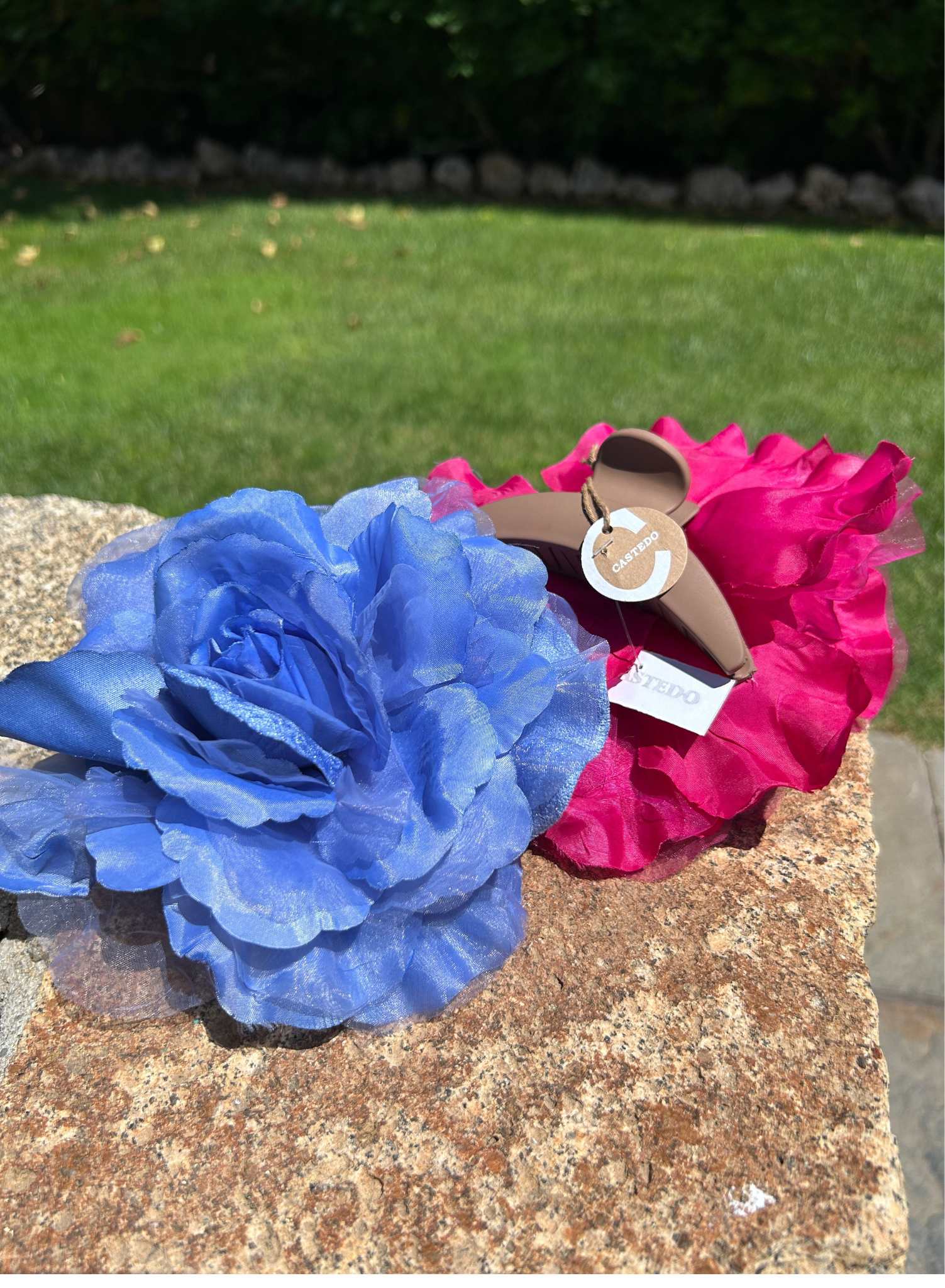 Pinza con flor rosa