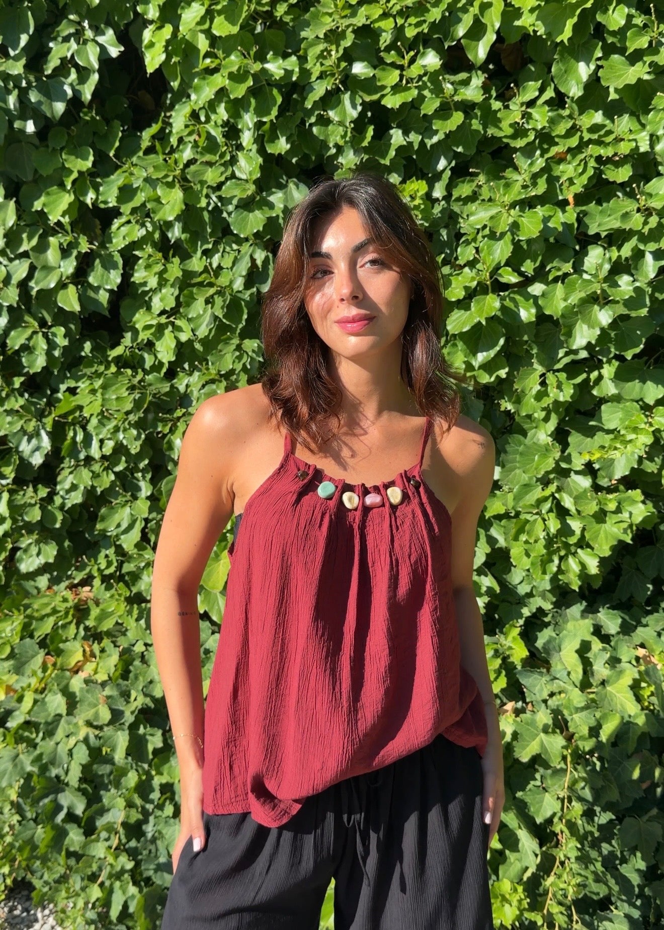 Blusa piedras granate
